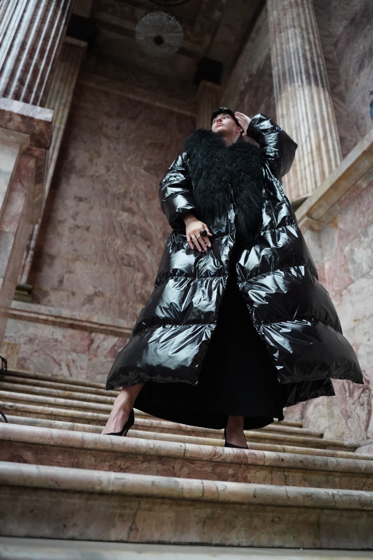 Пуховое пальто прямого силуэта миди