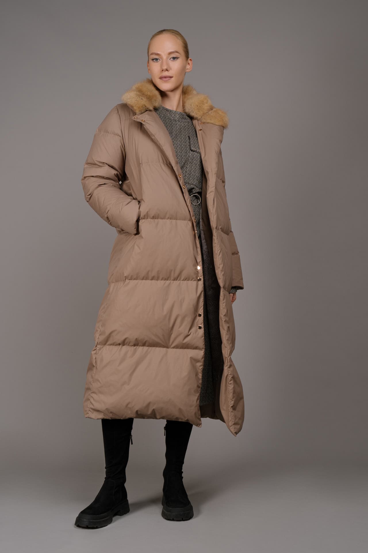 Пуховое пальто прямого силуэта