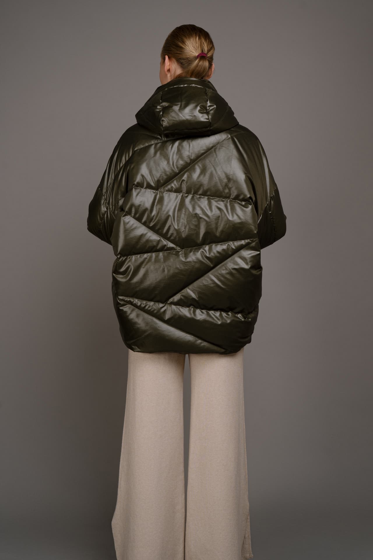 Пуховая куртка в цвете хаки