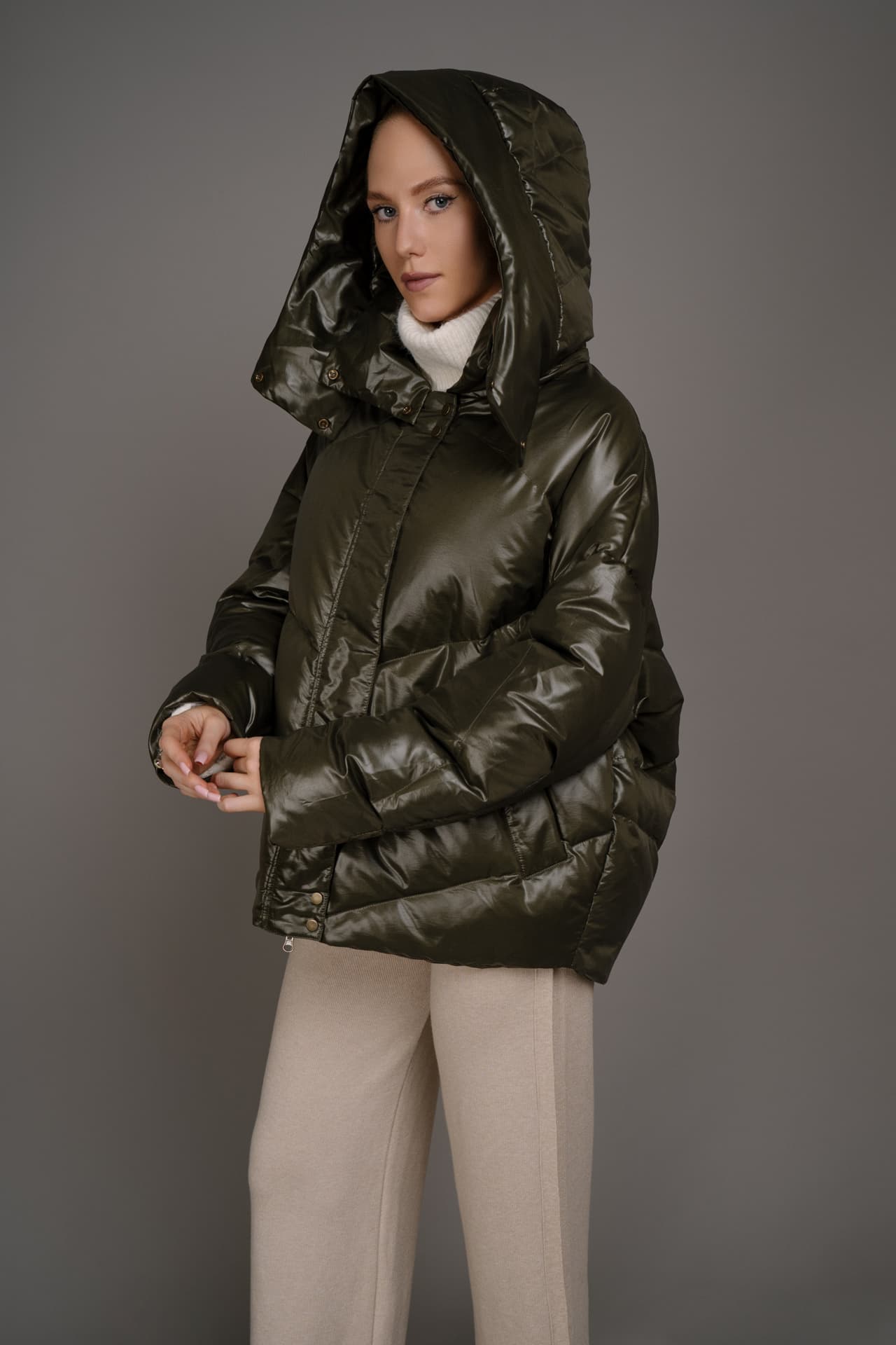Пуховая куртка в цвете хаки