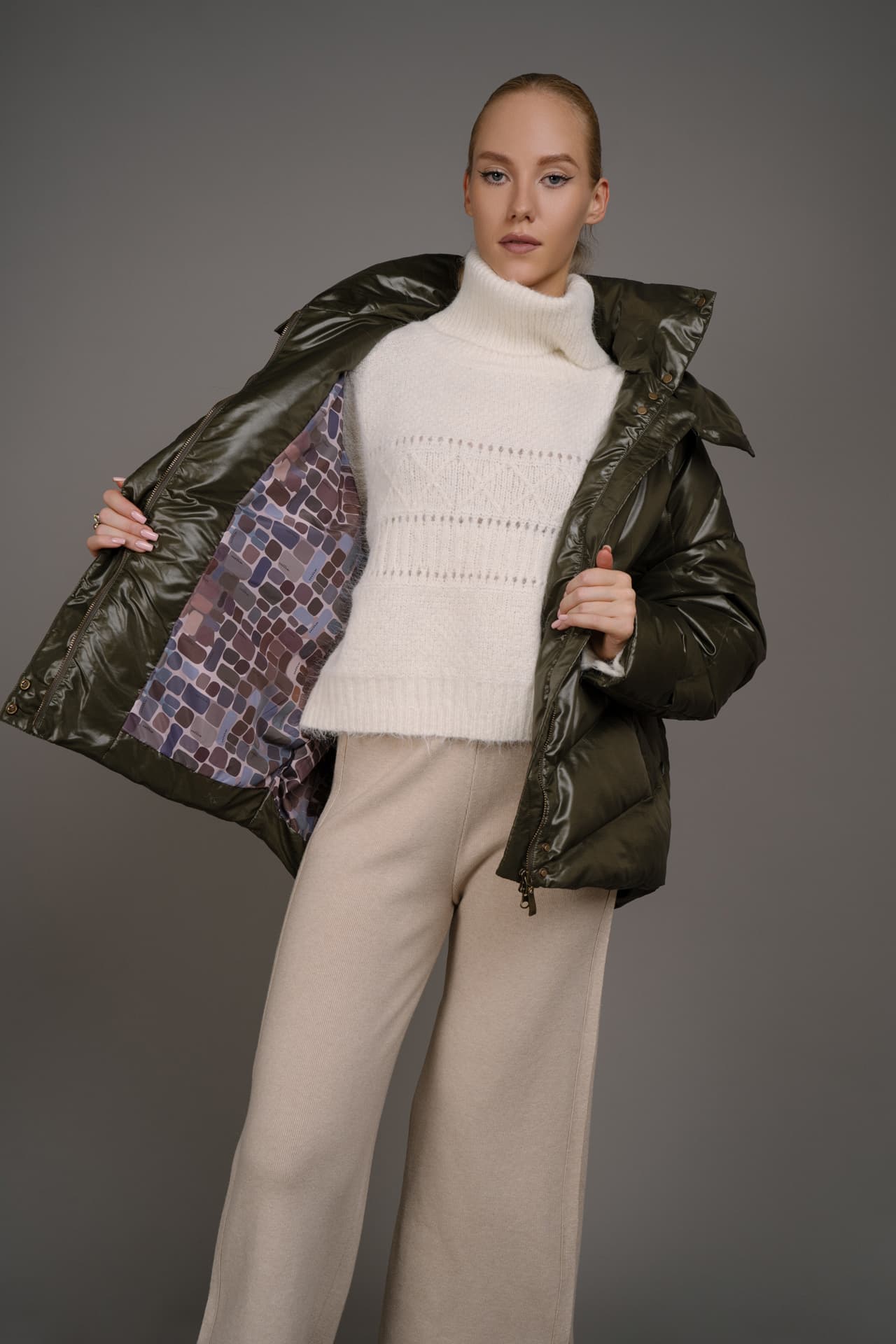 Пуховая куртка в цвете хаки