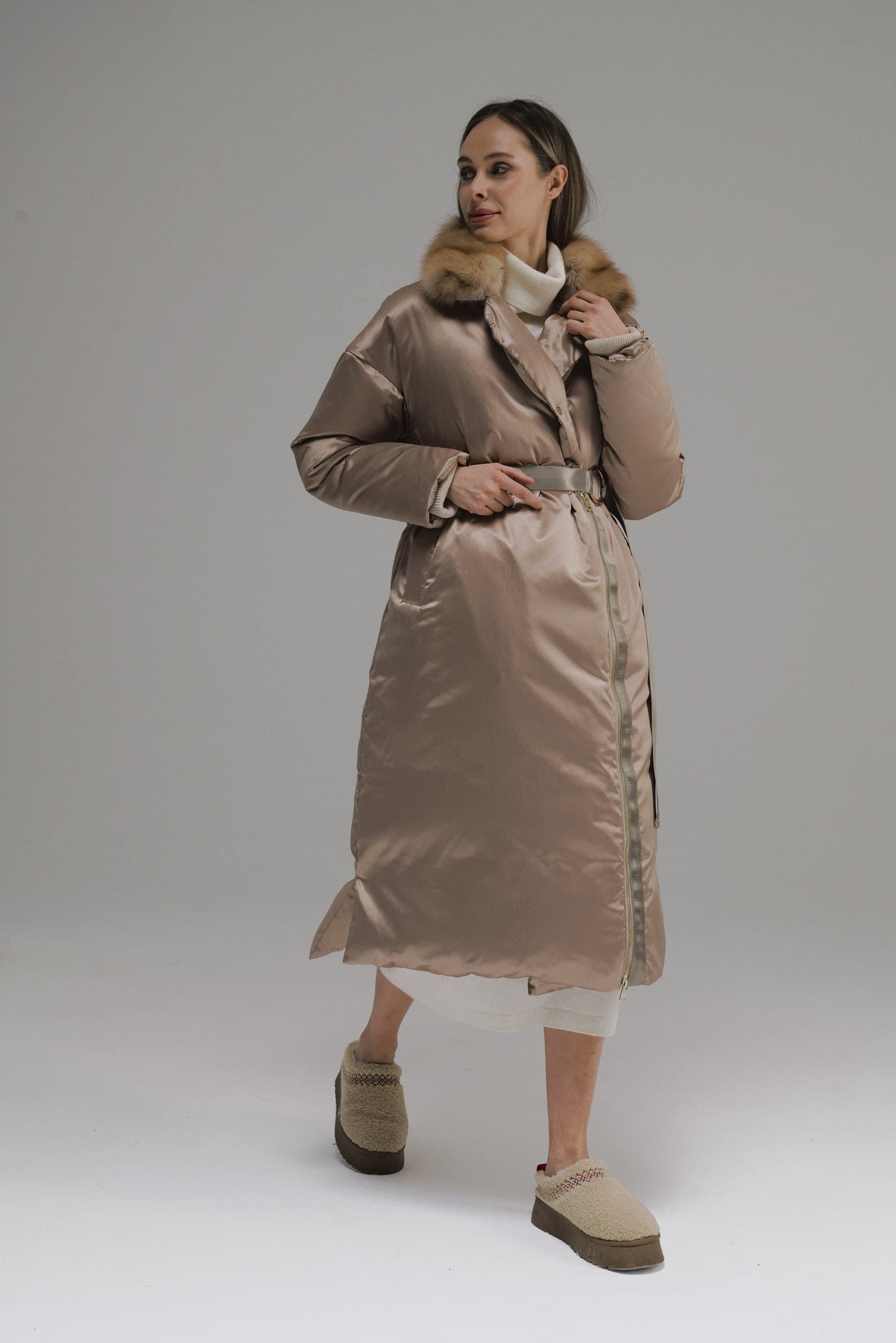 эксклюзивный пуховик с меховым воротничком