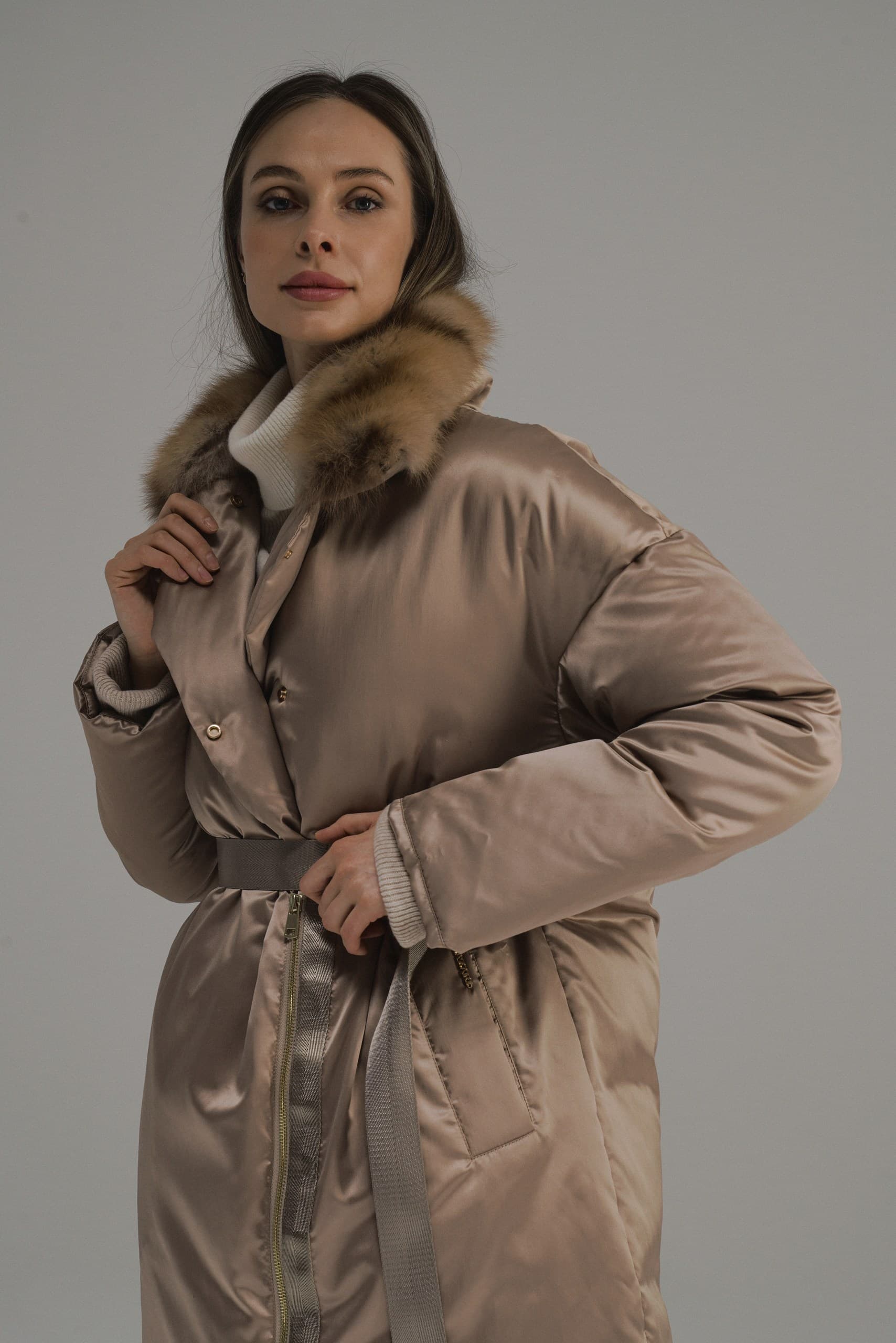 эксклюзивный пуховик с меховым воротничком