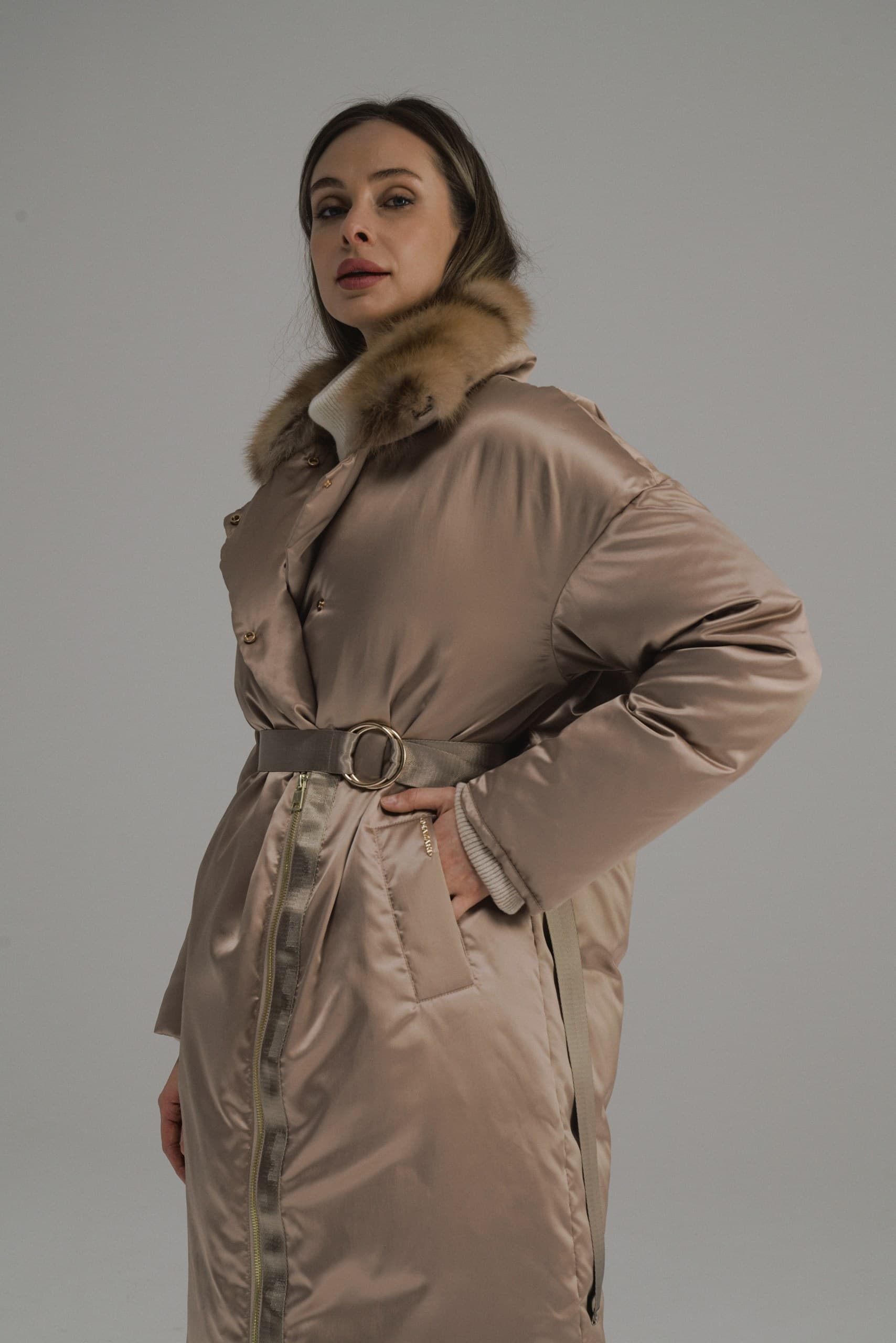 эксклюзивный пуховик с меховым воротничком