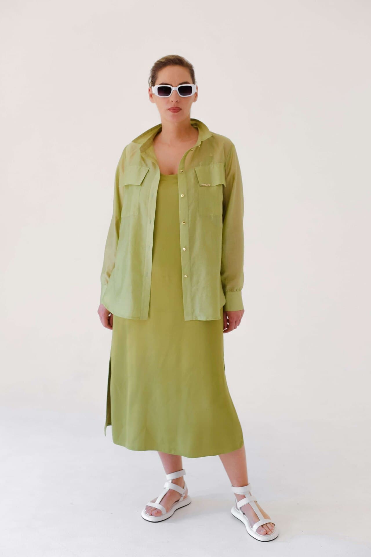 тонкая рубашка