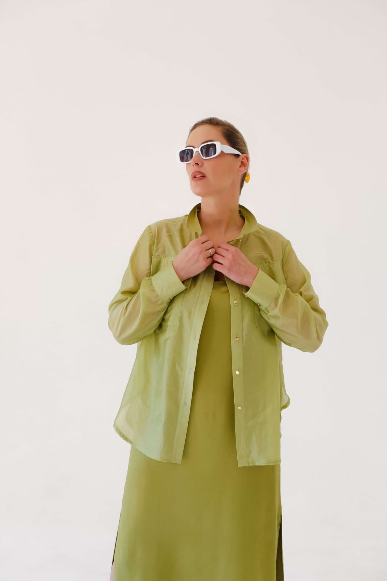 тонкая рубашка