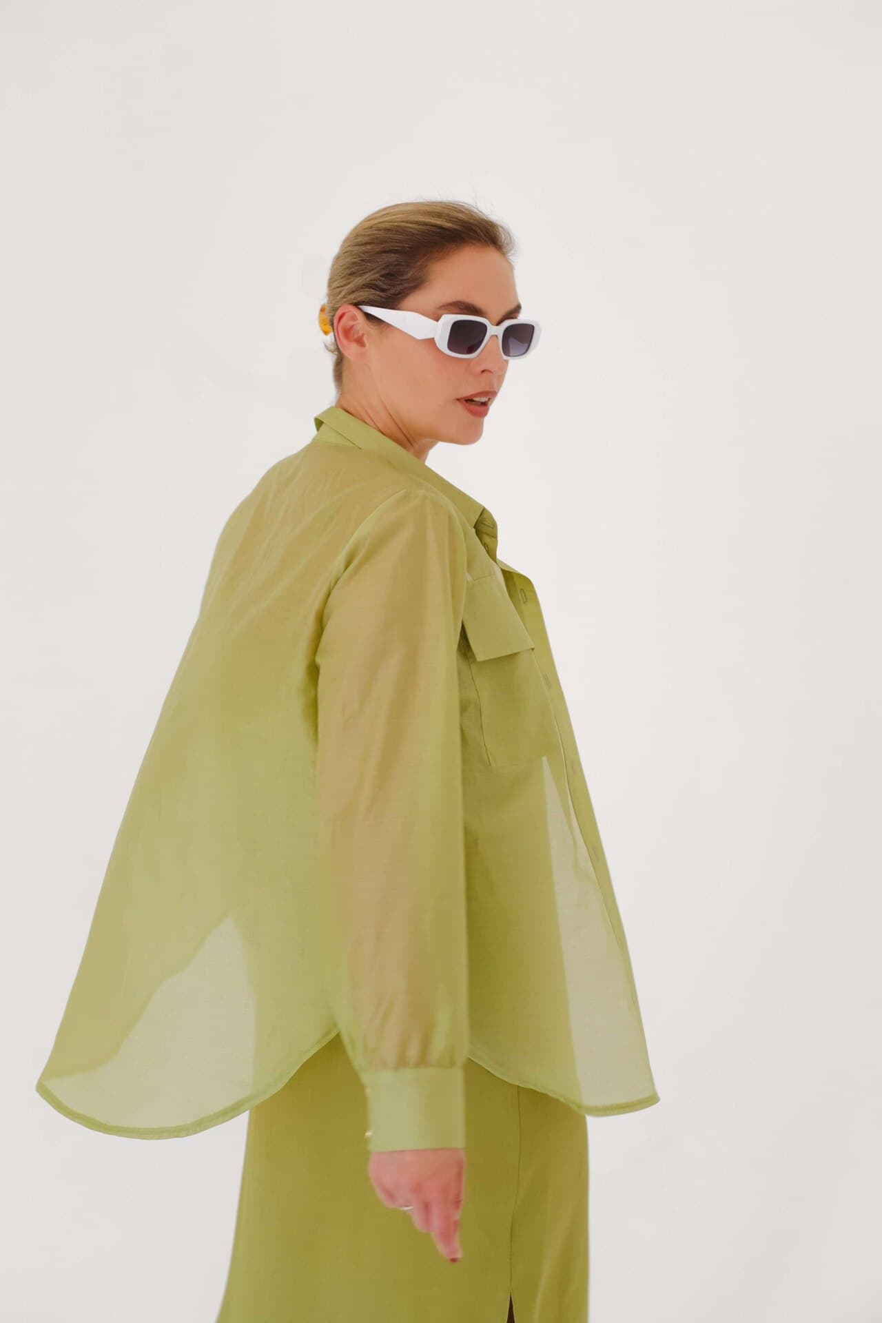 тонкая рубашка