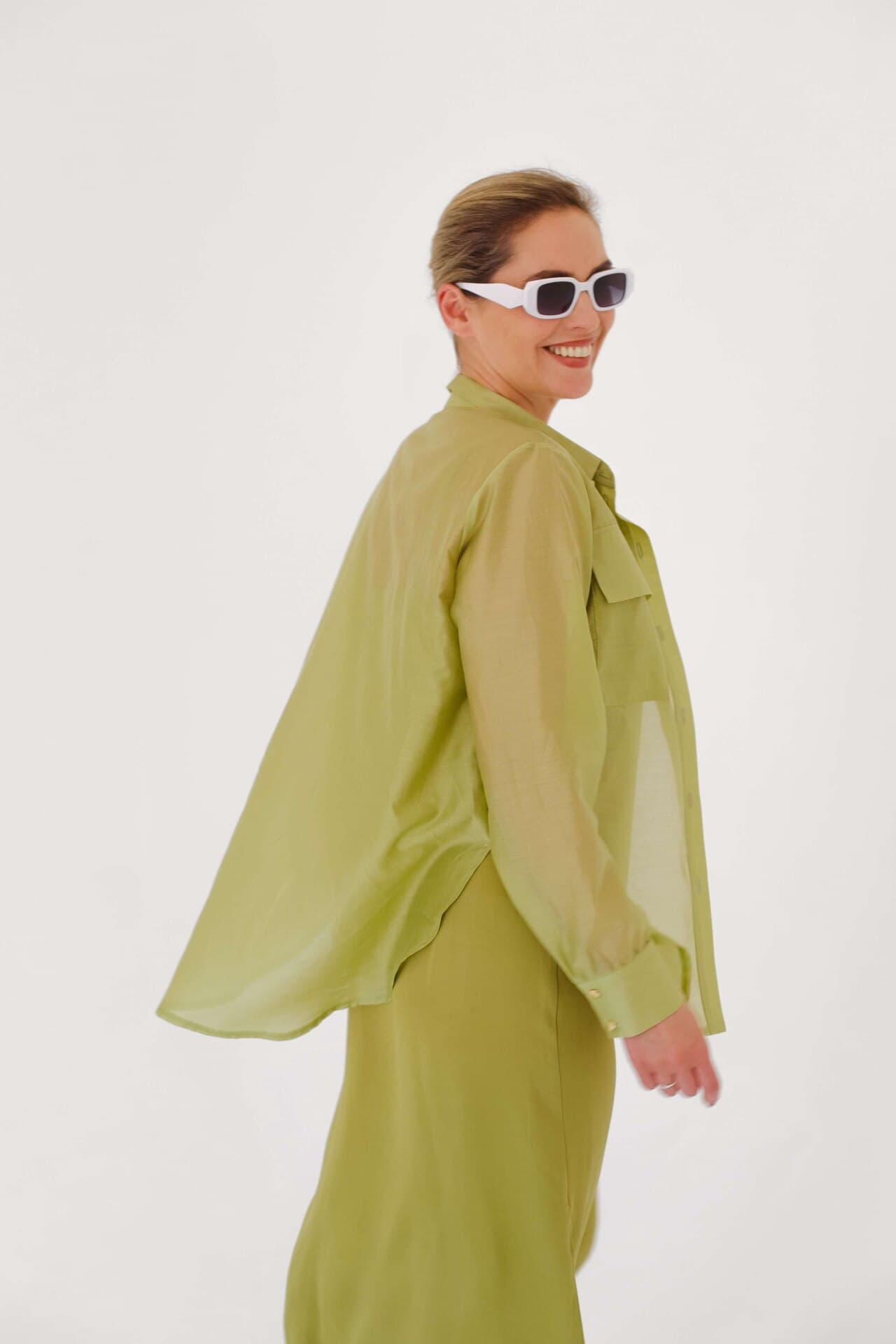 тонкая рубашка