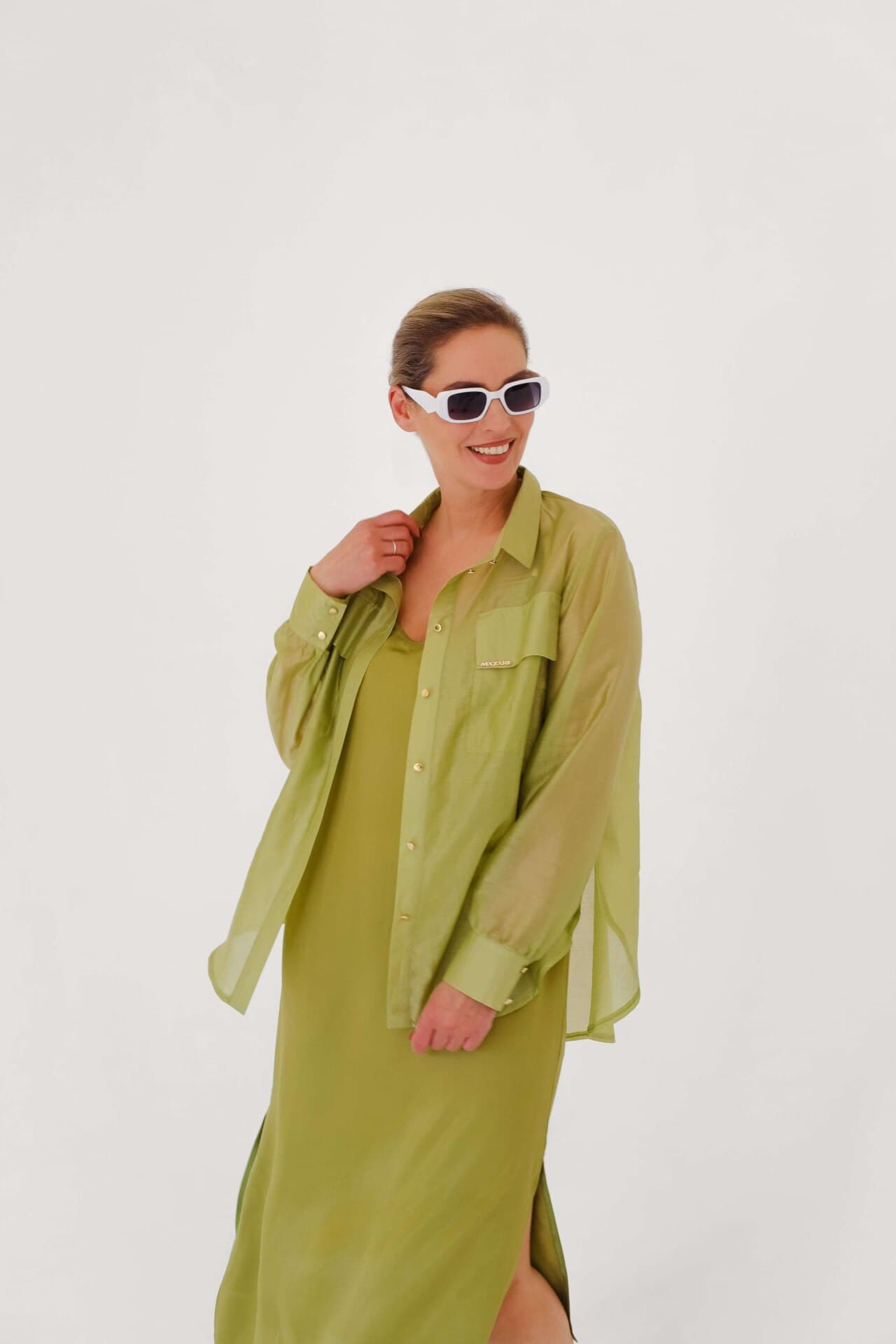 тонкая рубашка