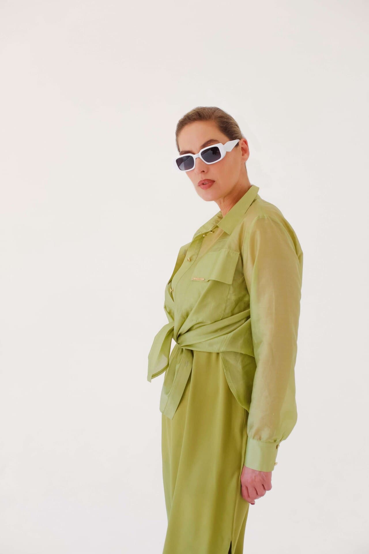 тонкая рубашка