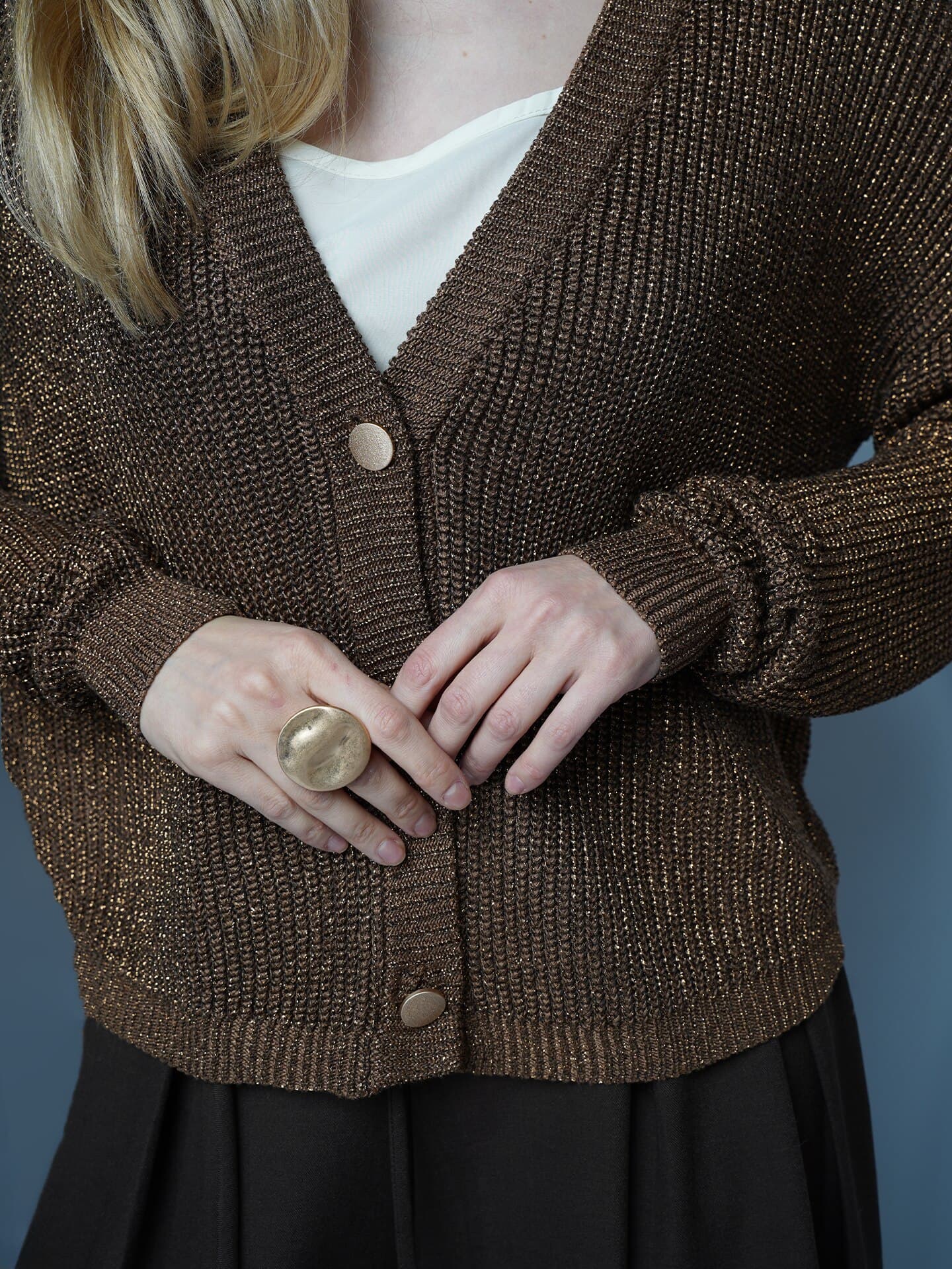 кардиган оттенка горького шоколада