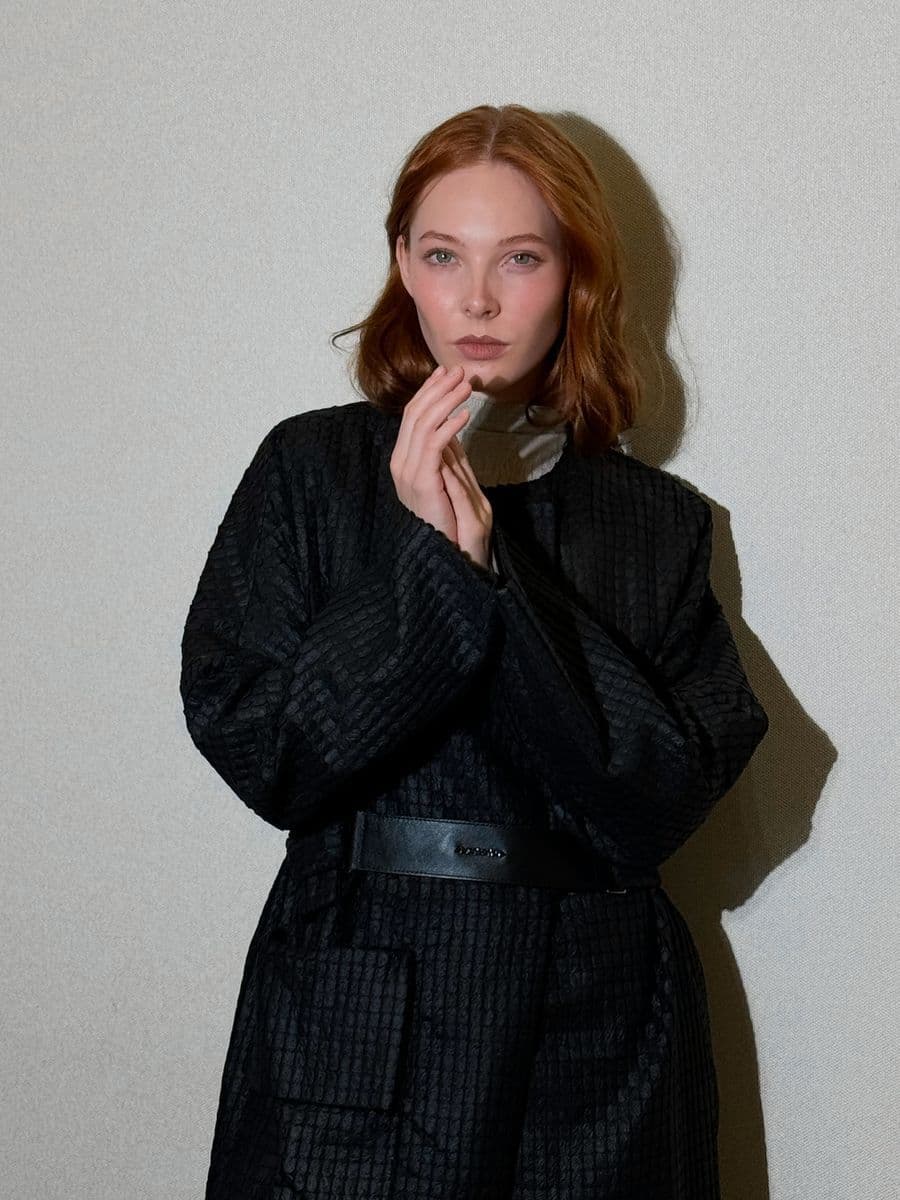 лаконичный плащ из фактурной ткани