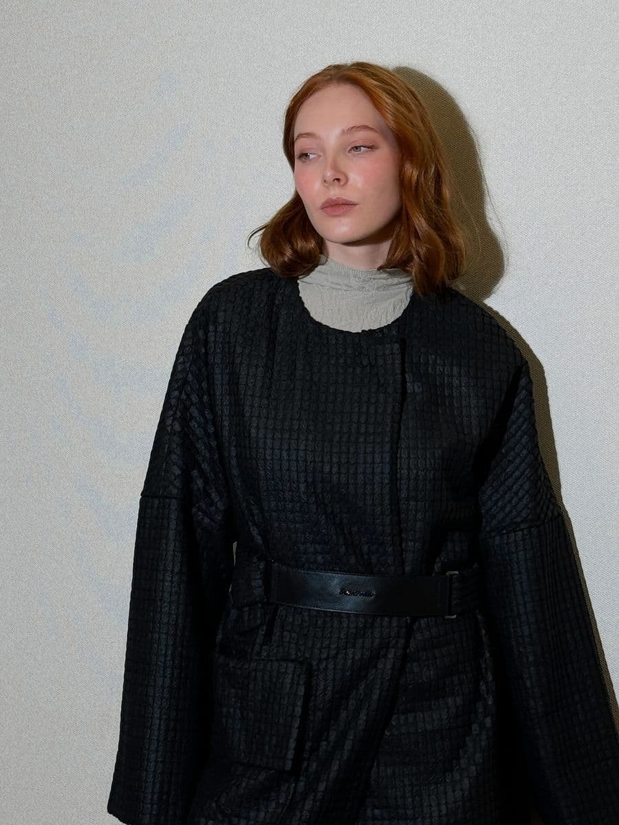 лаконичный плащ из фактурной ткани