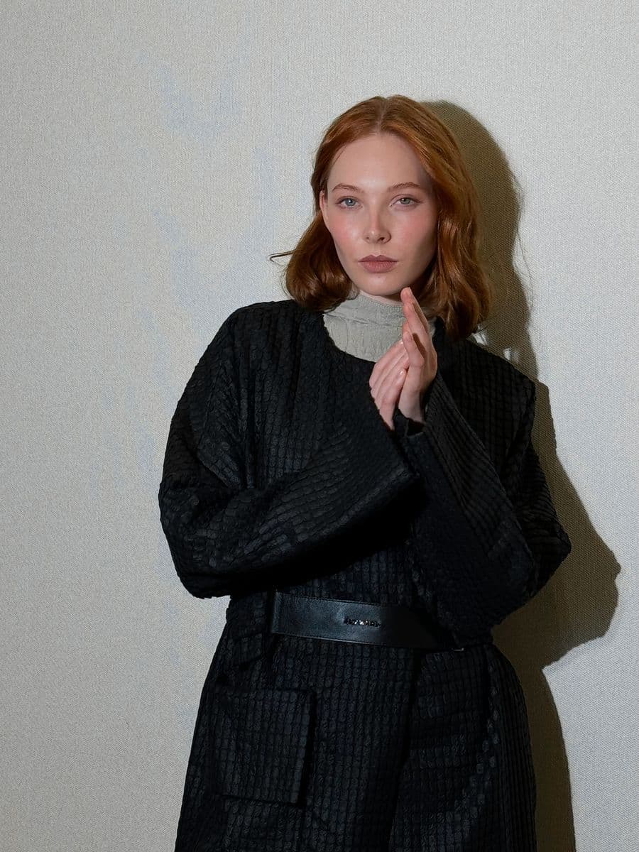 лаконичный плащ из фактурной ткани