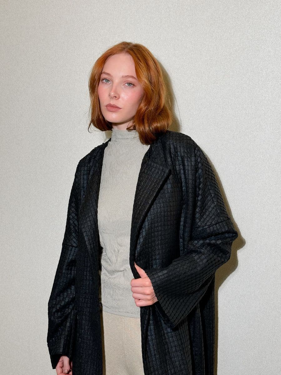 лаконичный плащ из фактурной ткани