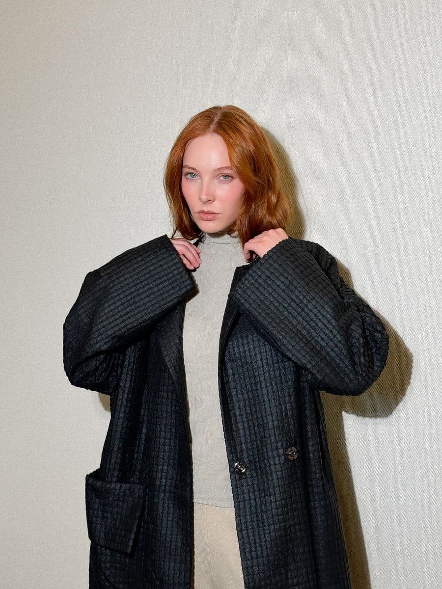 лаконичный плащ из фактурной ткани