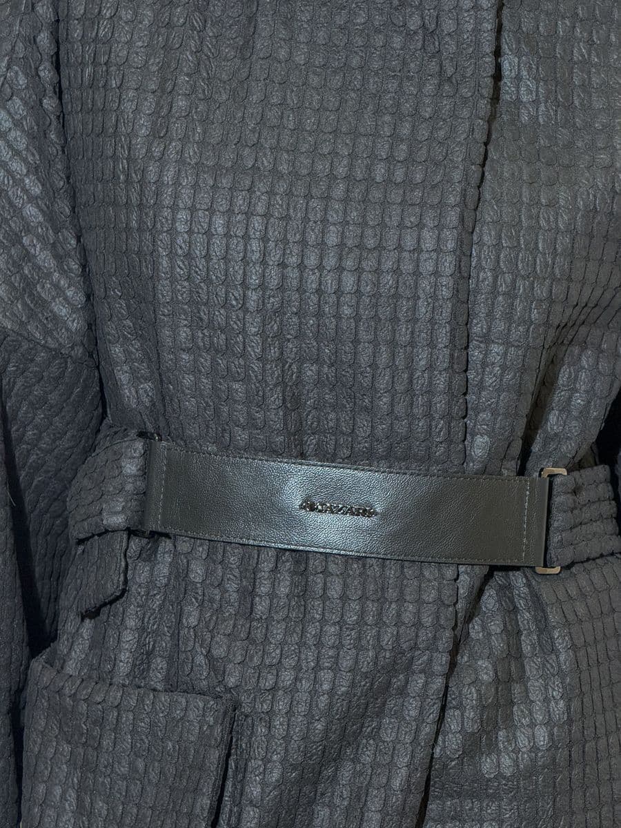 лаконичный плащ из фактурной ткани