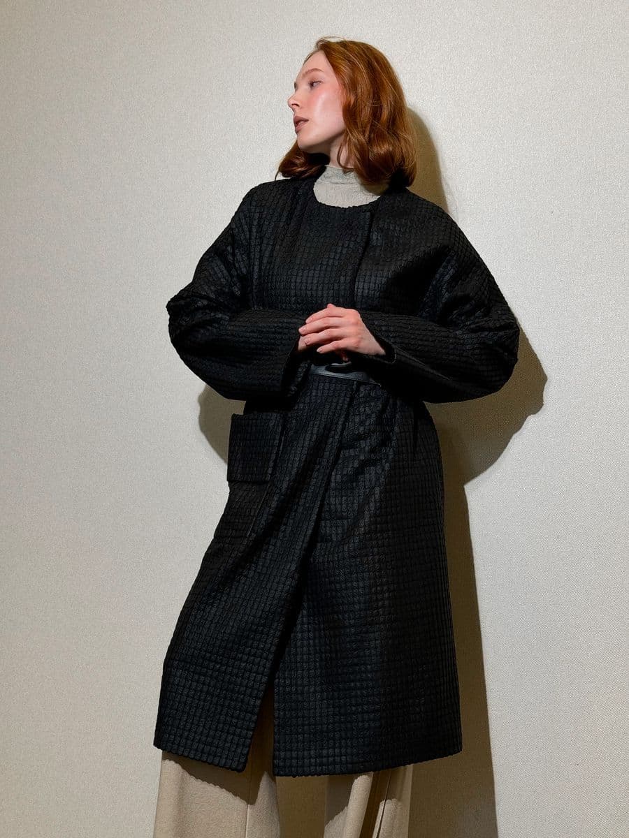 лаконичный плащ из фактурной ткани