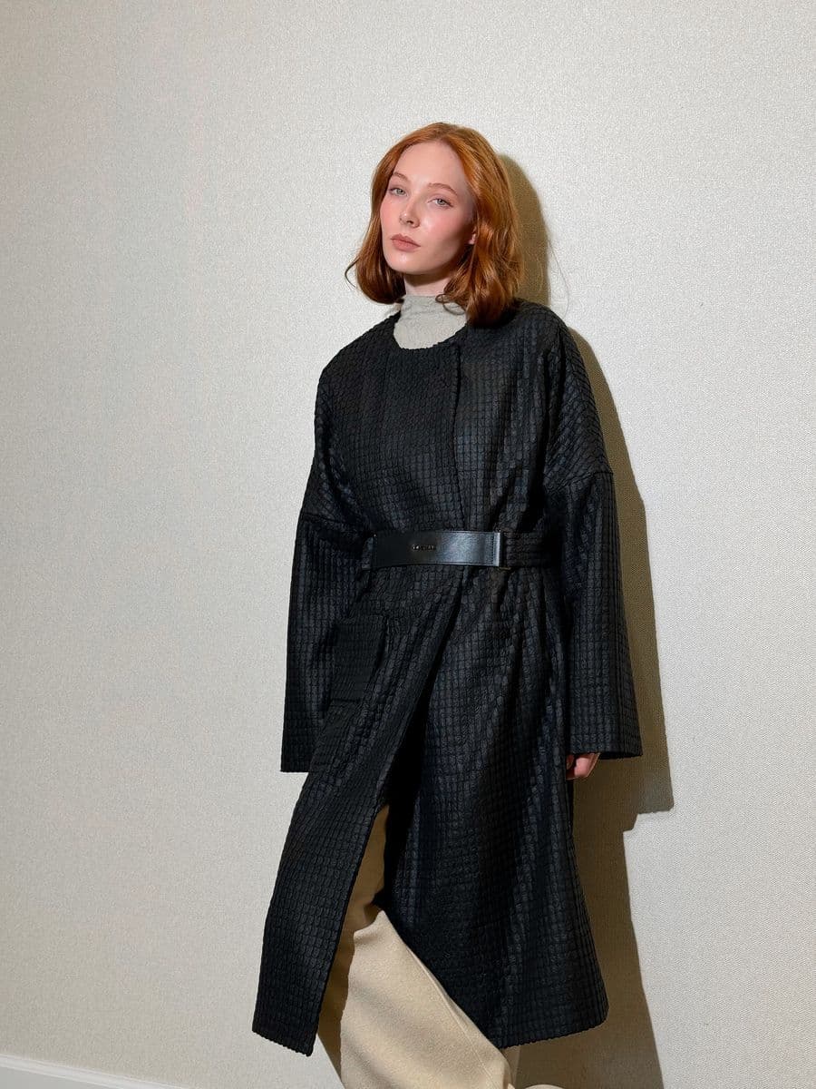 лаконичный плащ из фактурной ткани