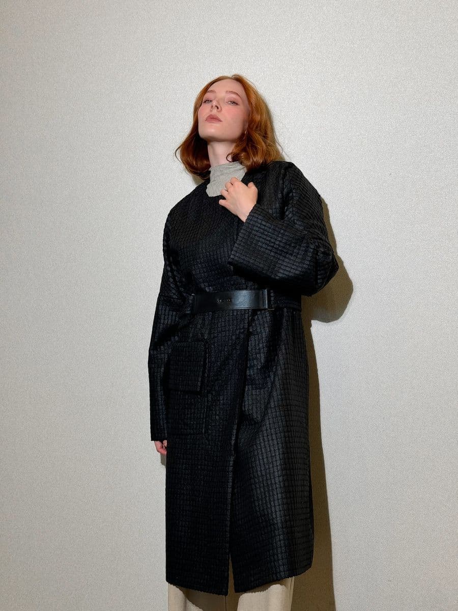 лаконичный плащ из фактурной ткани