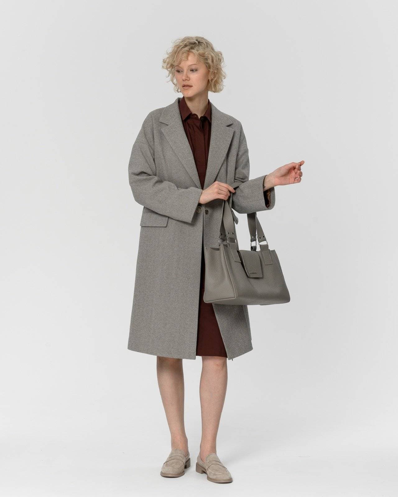 вместительная классическая сумка серого цвета