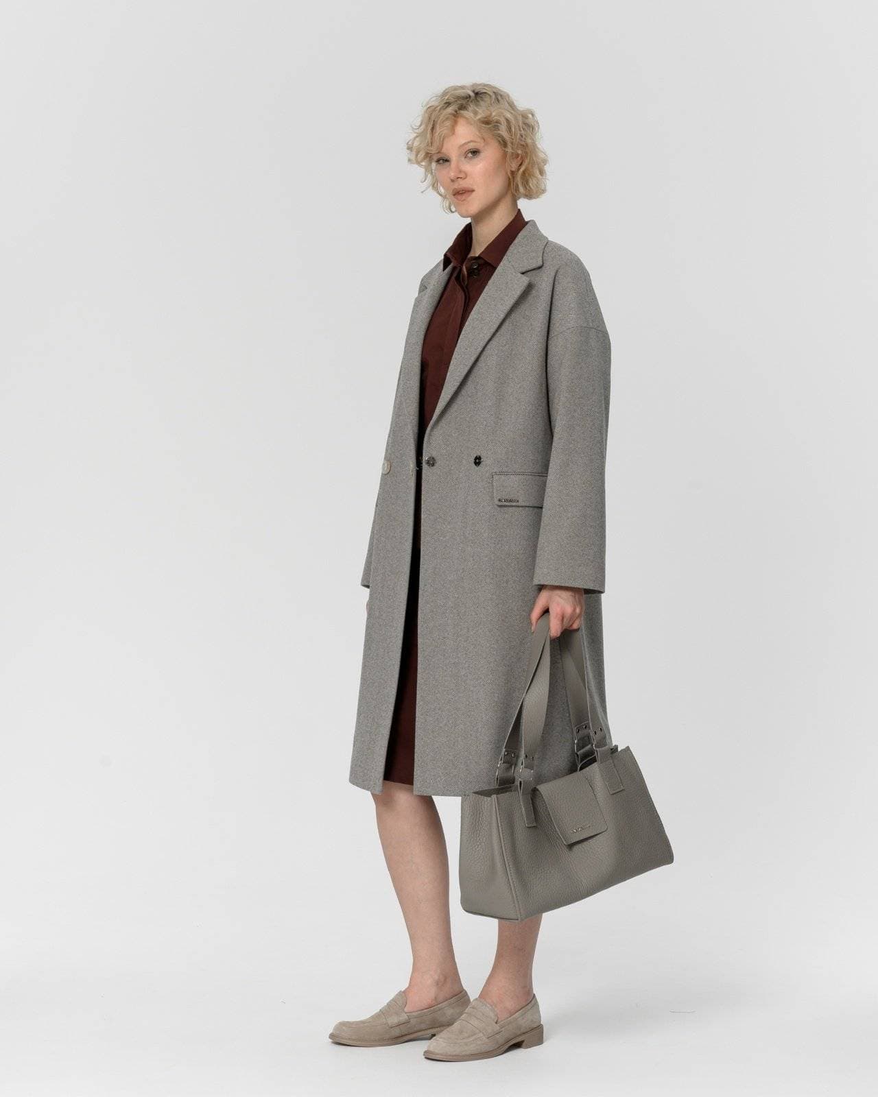 вместительная классическая сумка серого цвета