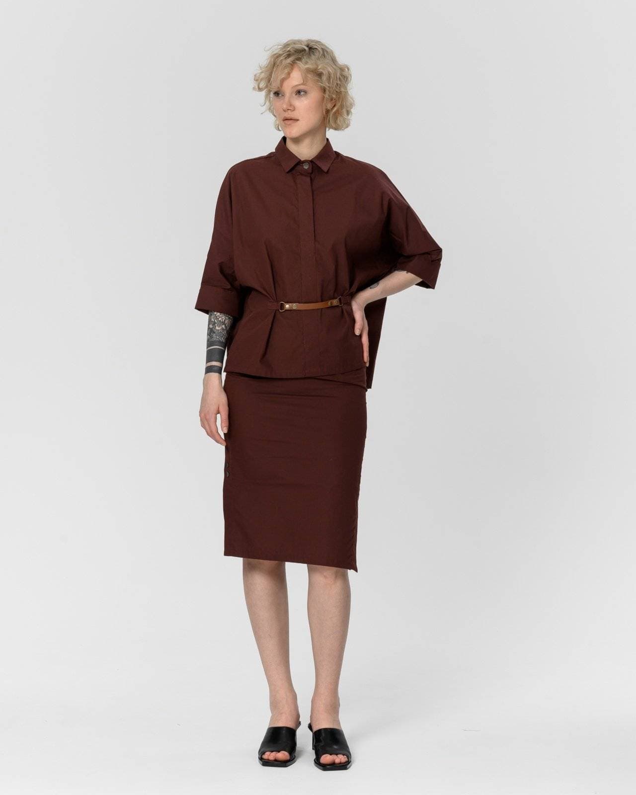 элегантный костюм из блузы и юбки