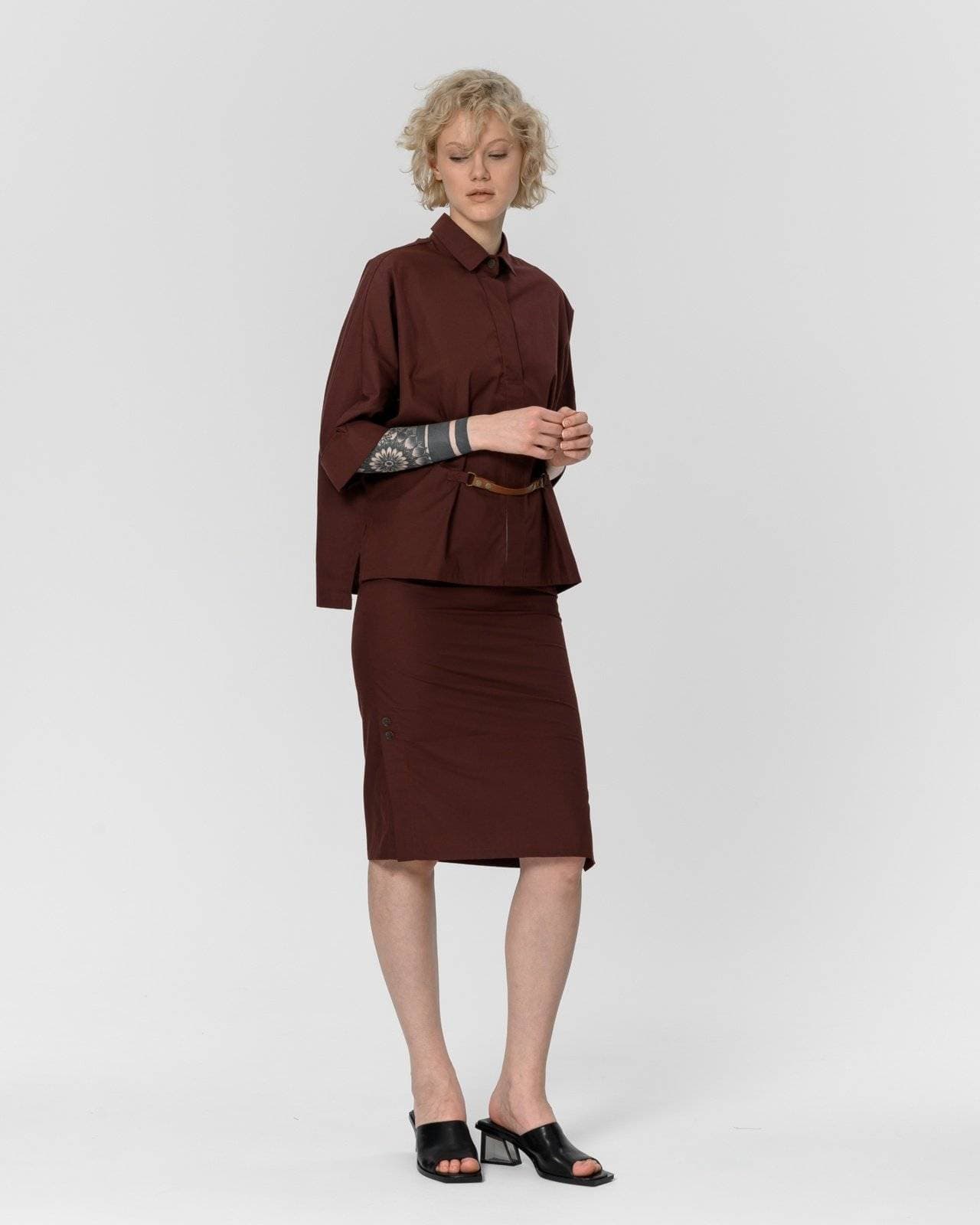 элегантный костюм из блузы и юбки