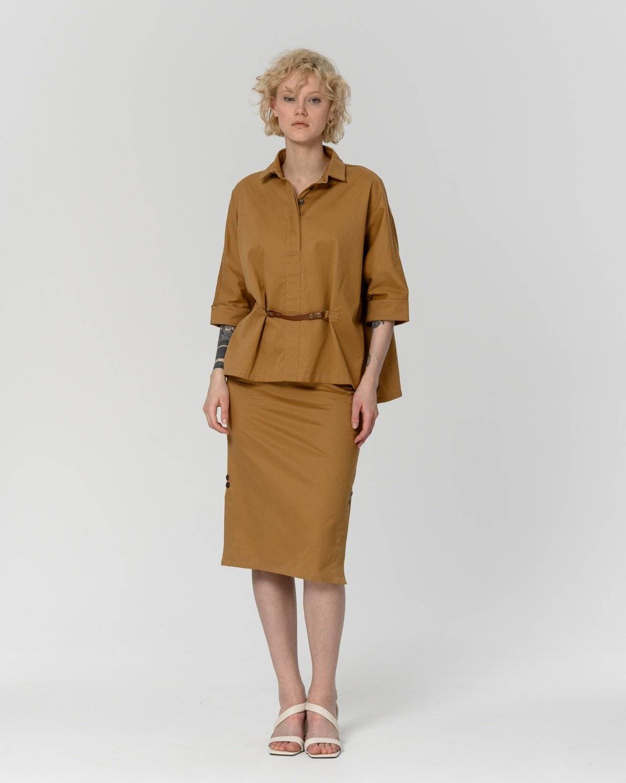 элегантный костюм из блузы и юбки