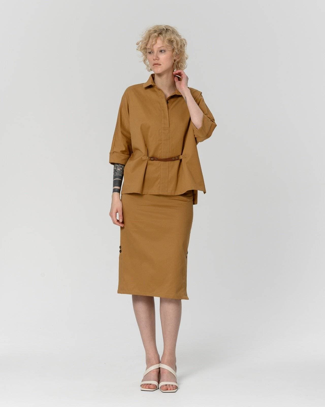 элегантный костюм из блузы и юбки