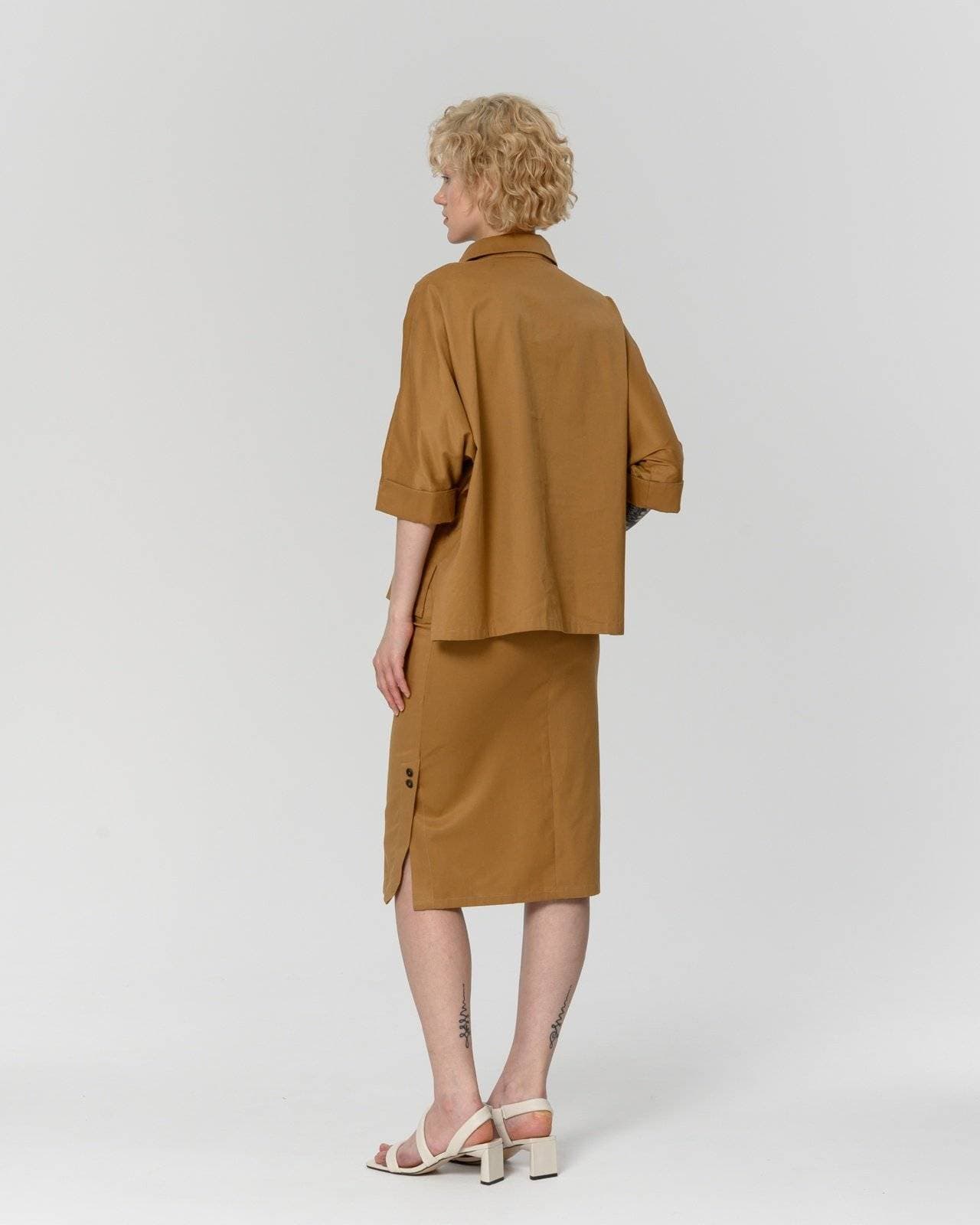 элегантный костюм из блузы и юбки