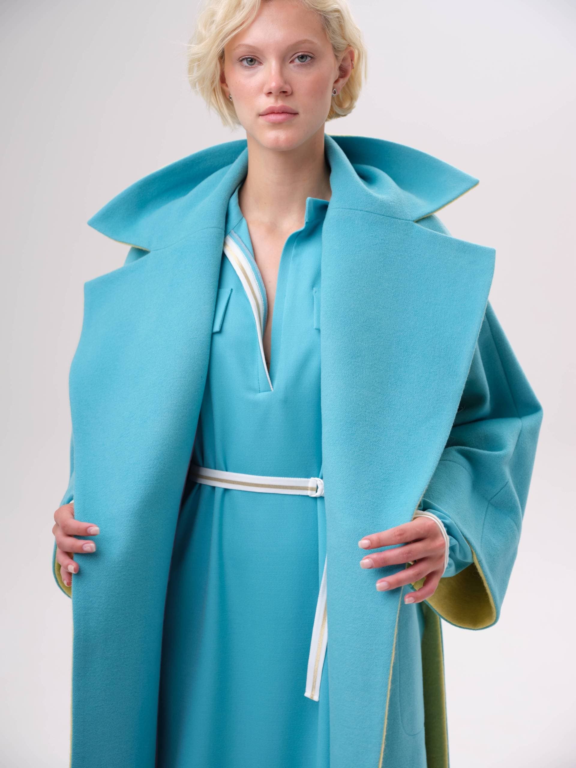 яркое пальто оверсайз со вставками