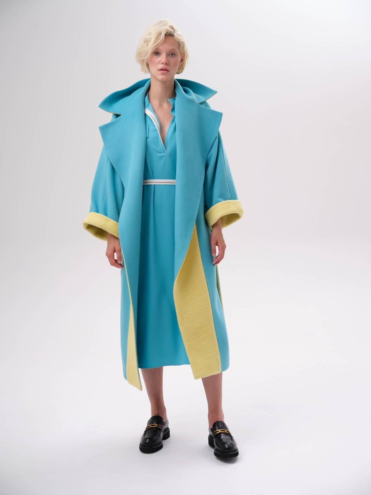 яркое пальто оверсайз со вставками