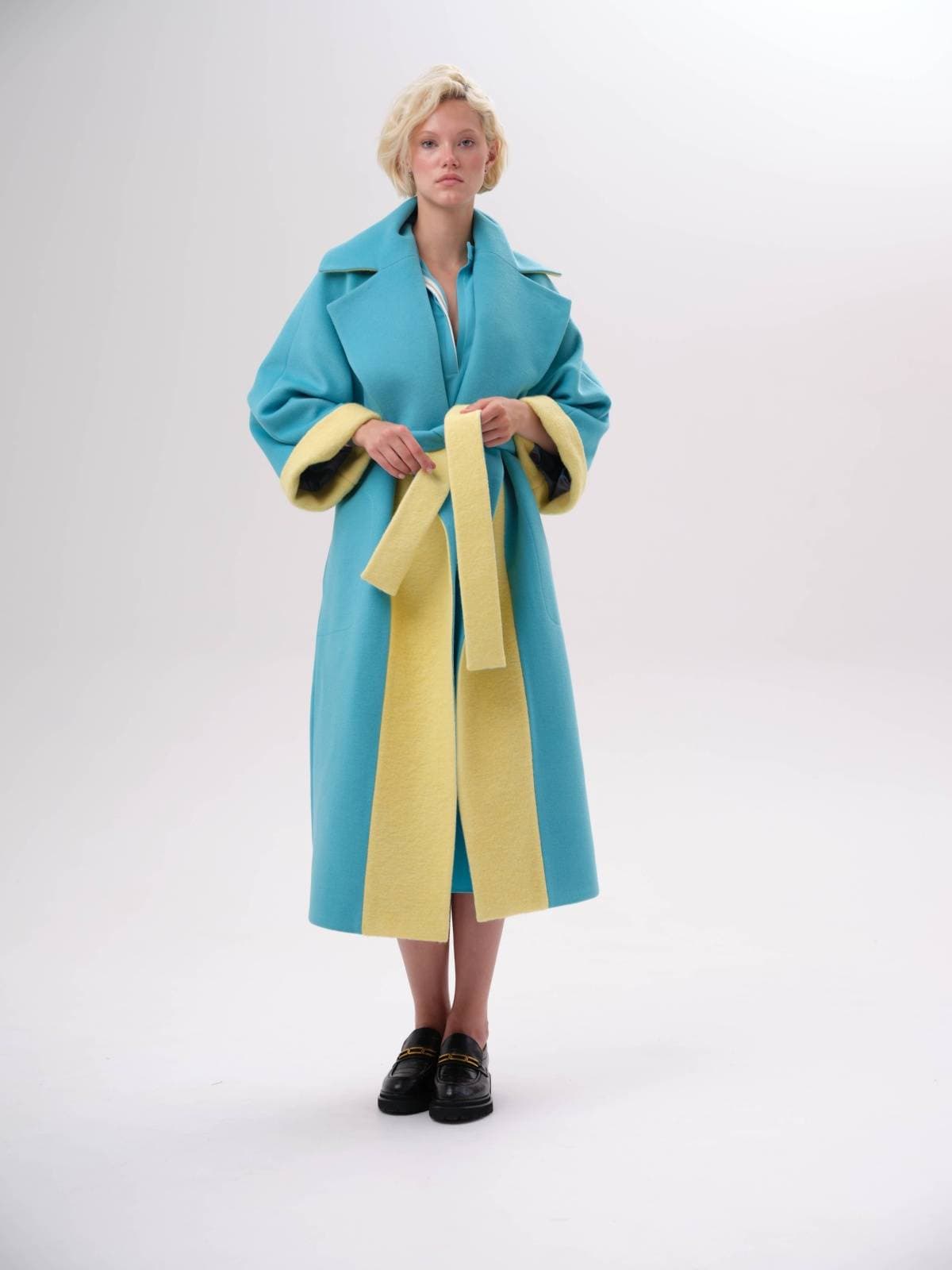 яркое пальто оверсайз со вставками