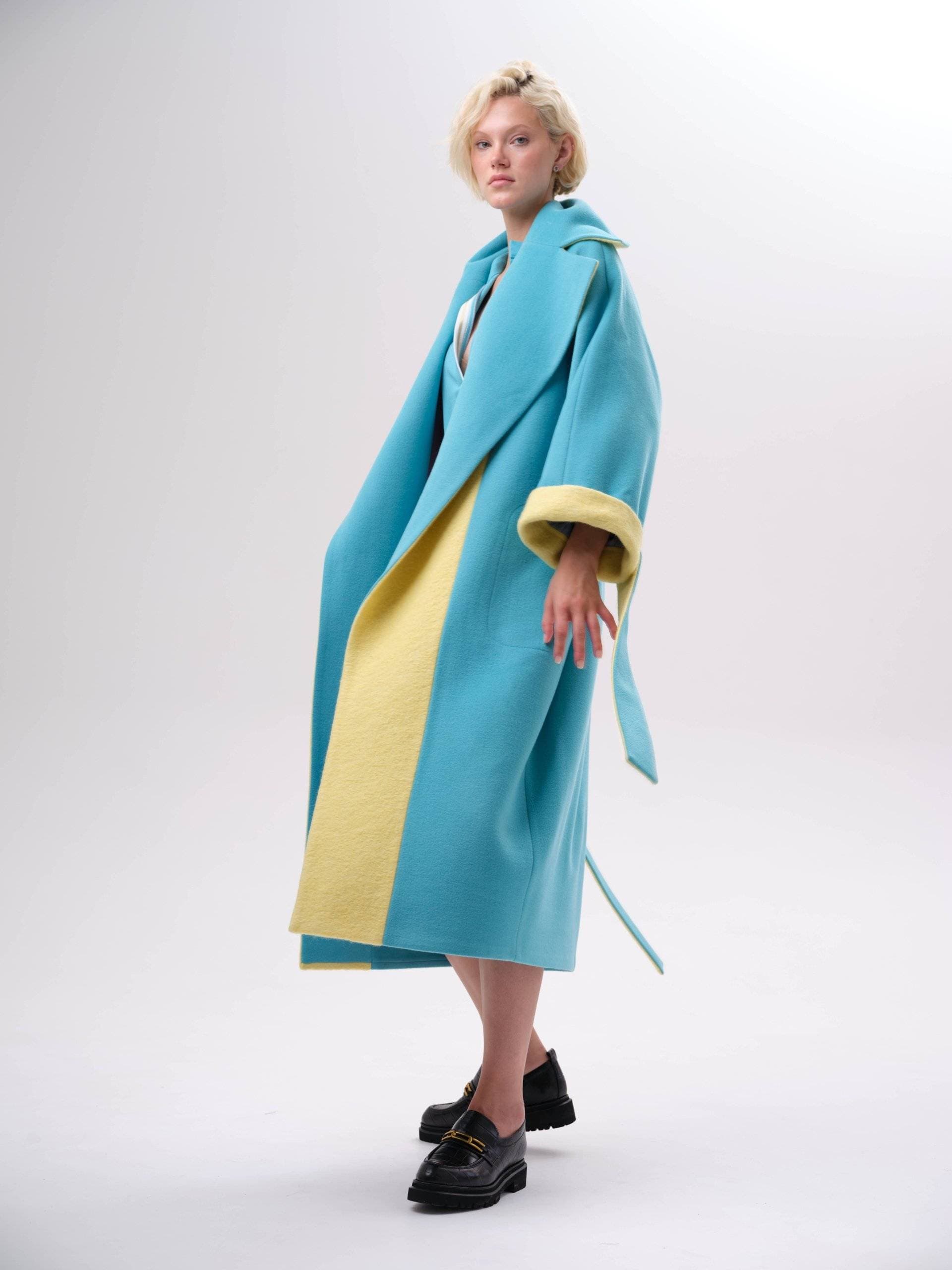 яркое пальто оверсайз со вставками