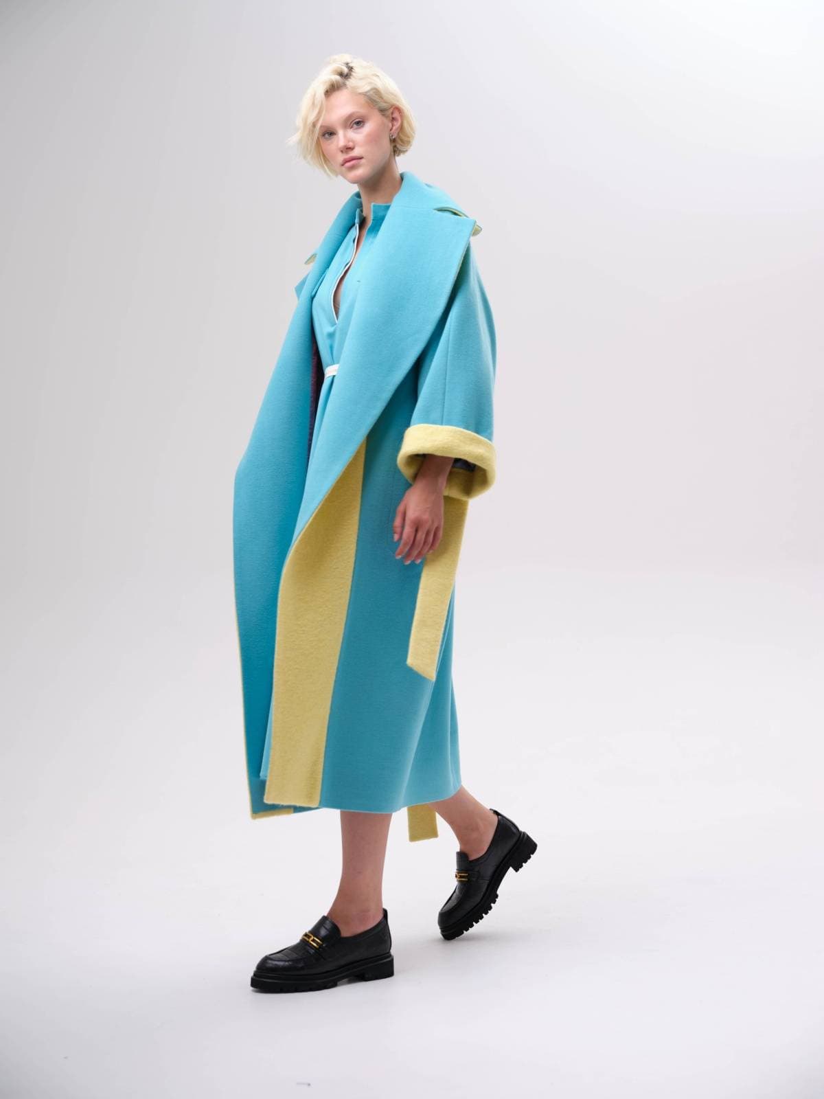 яркое пальто оверсайз со вставками