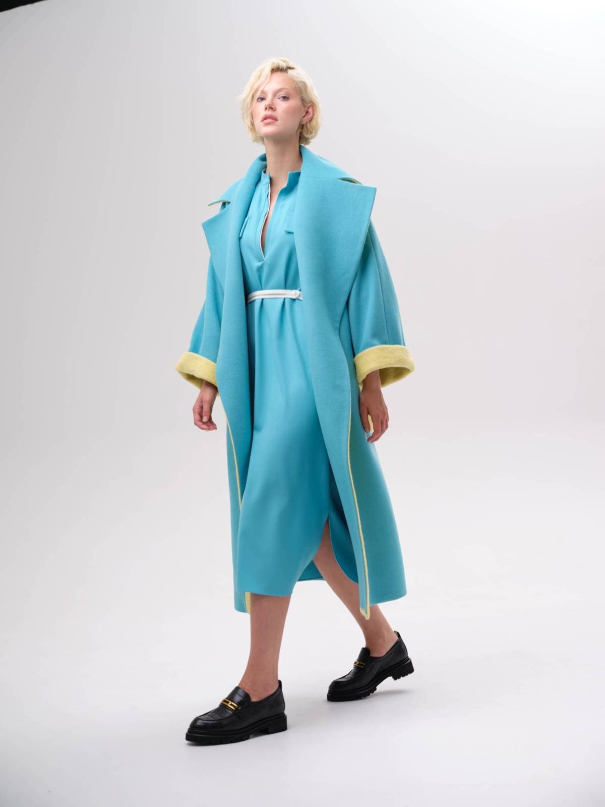 яркое пальто оверсайз со вставками