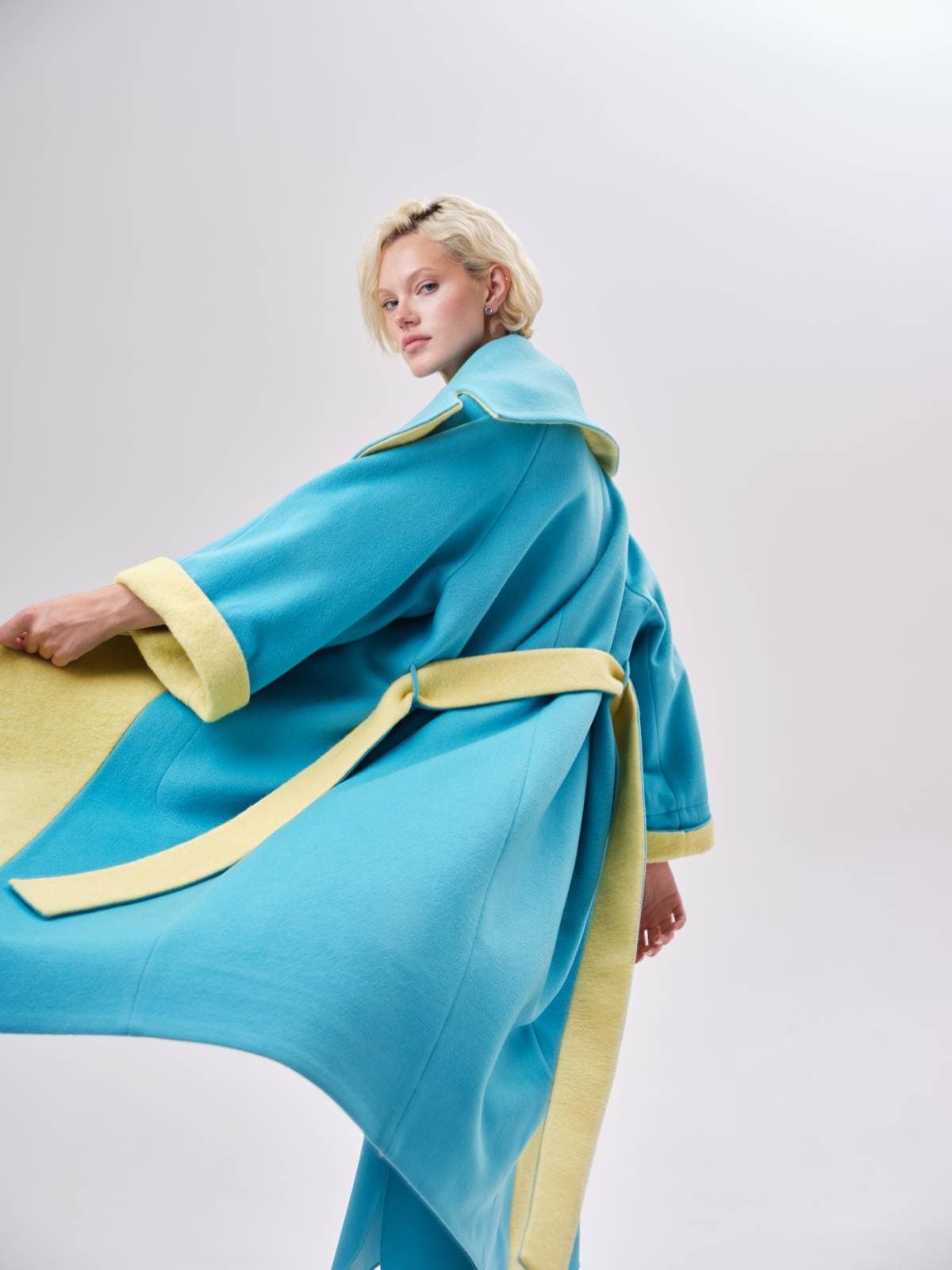 яркое пальто оверсайз со вставками