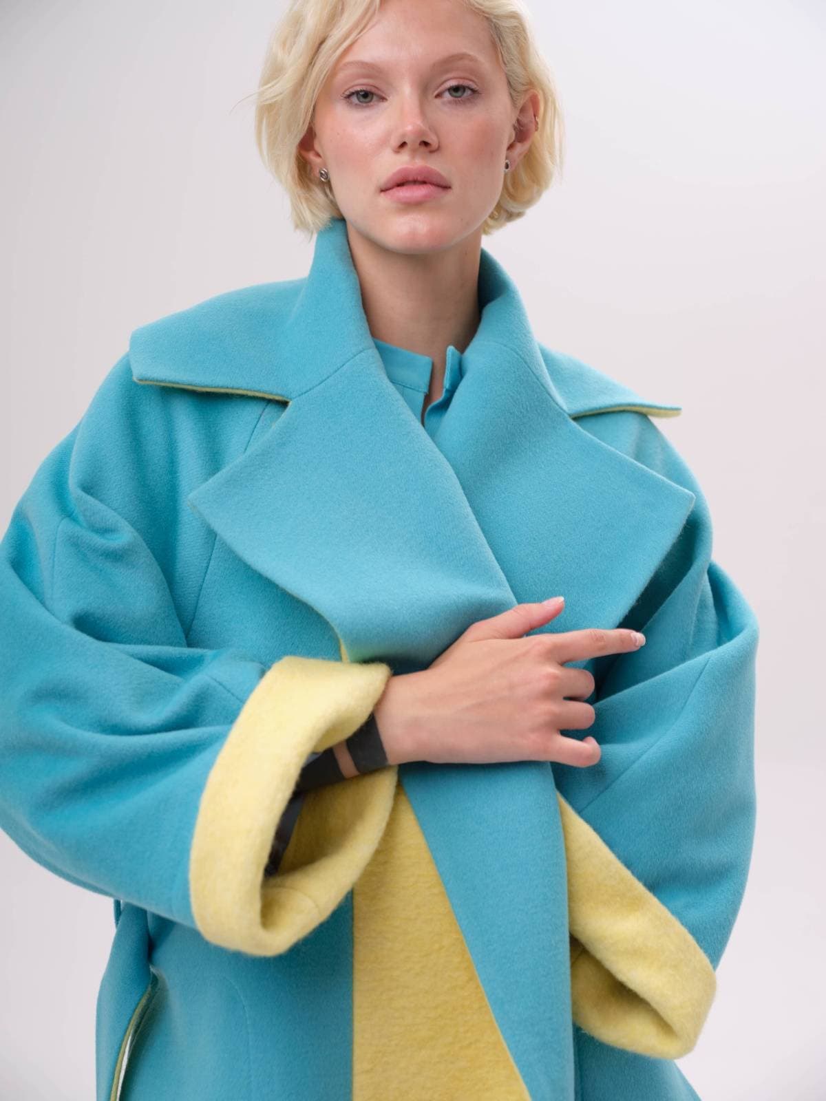 яркое пальто оверсайз со вставками