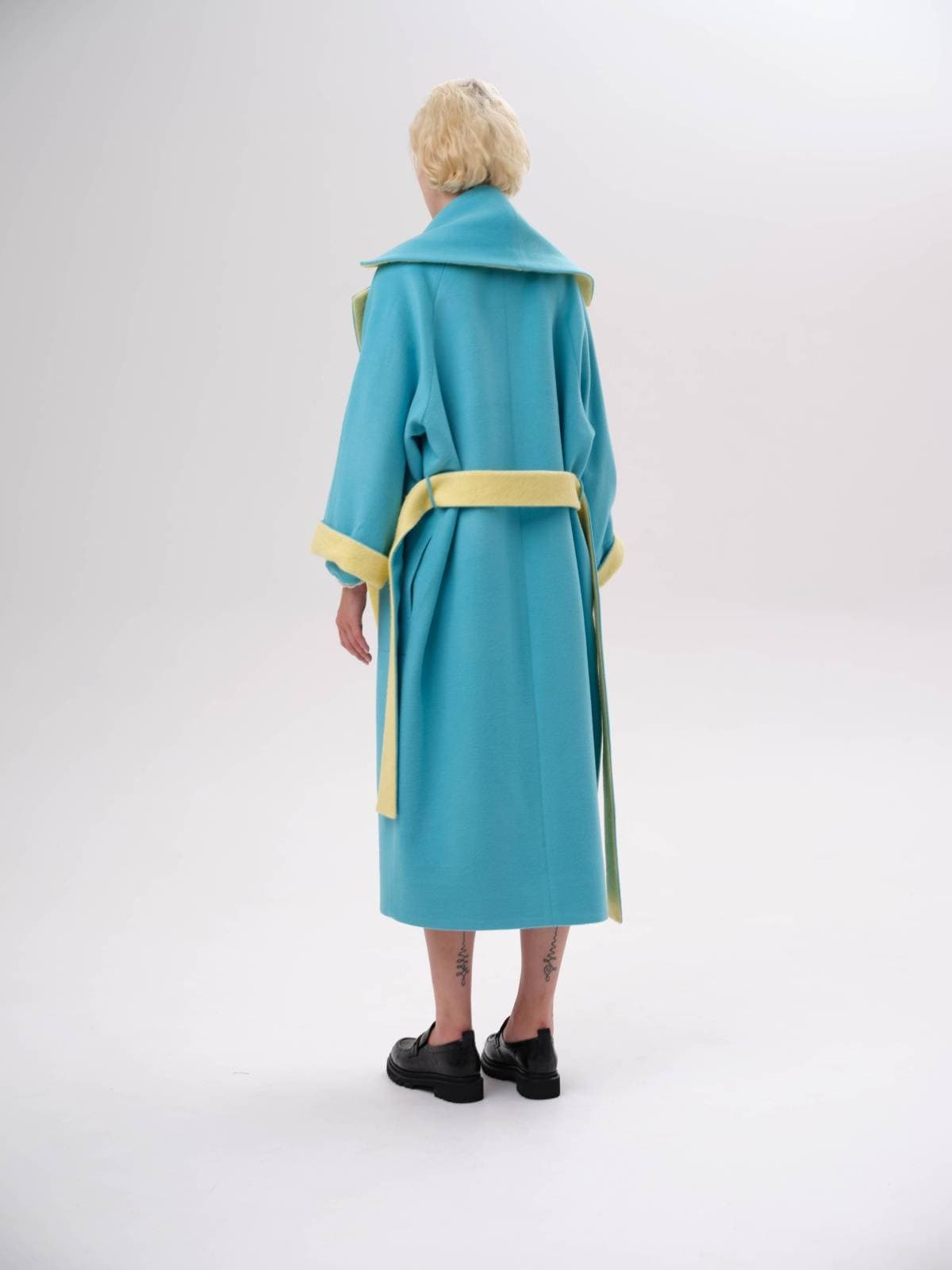 яркое пальто оверсайз со вставками