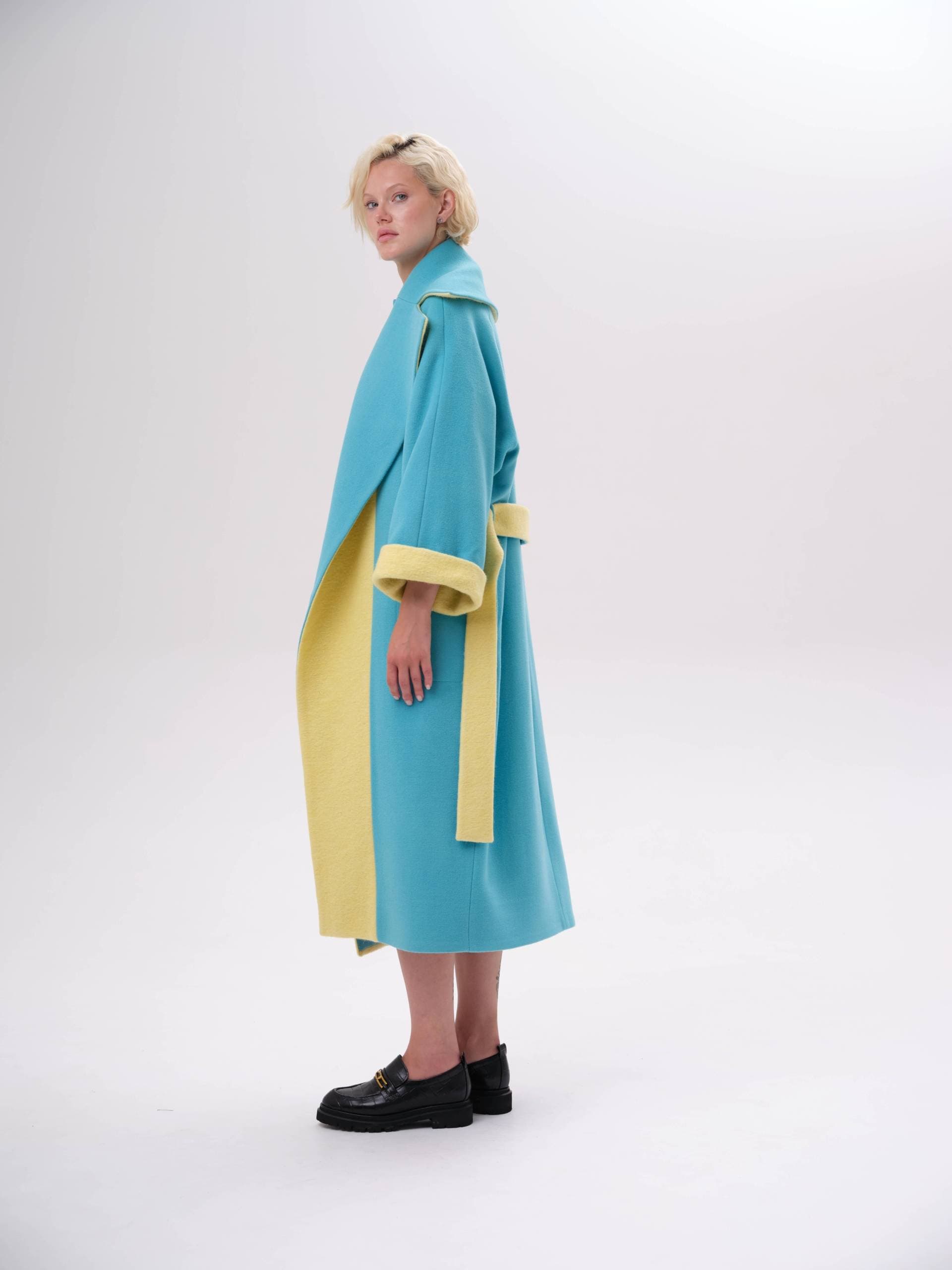 яркое пальто оверсайз со вставками