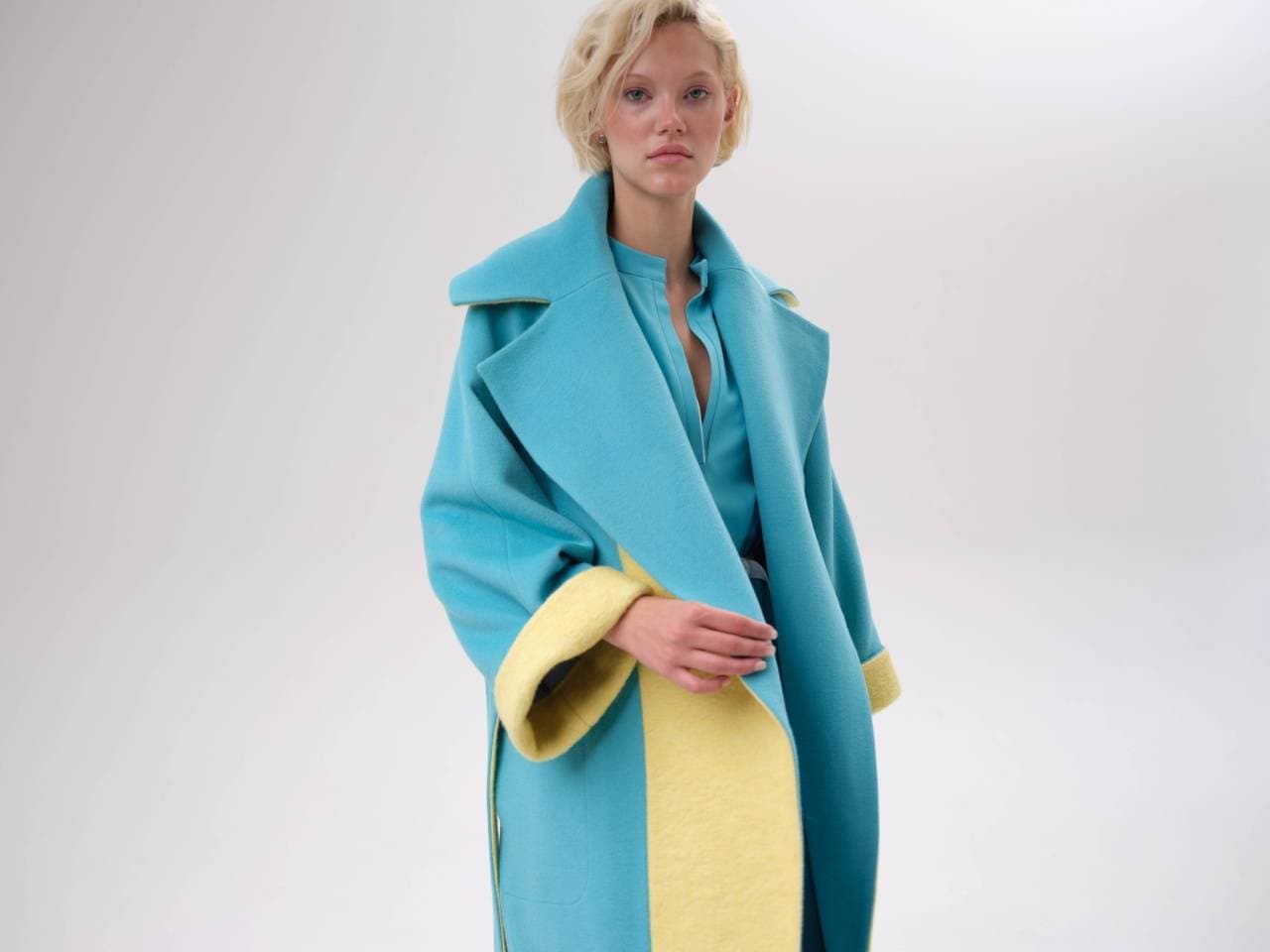 яркое пальто оверсайз со вставками