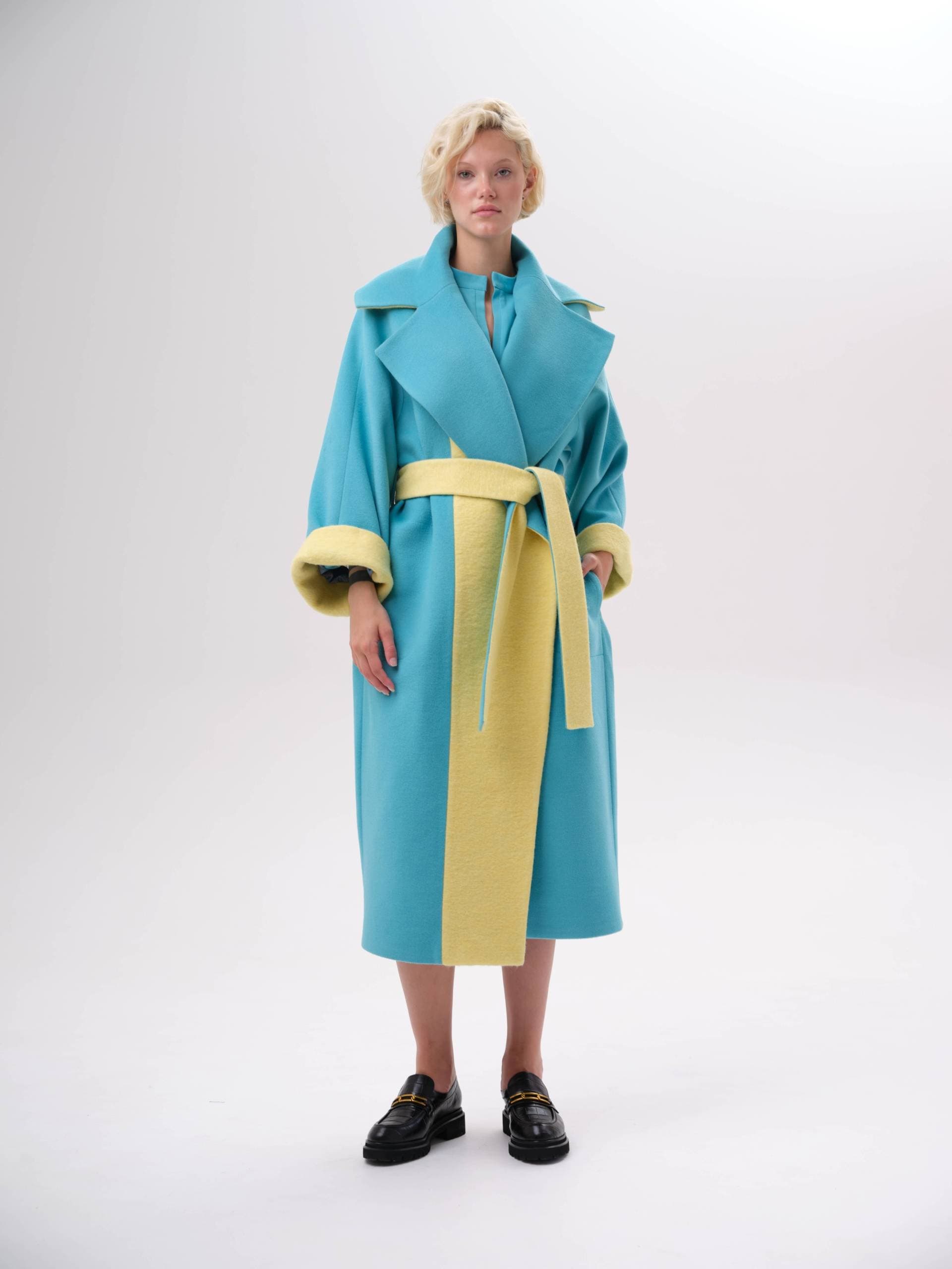 яркое пальто оверсайз со вставками