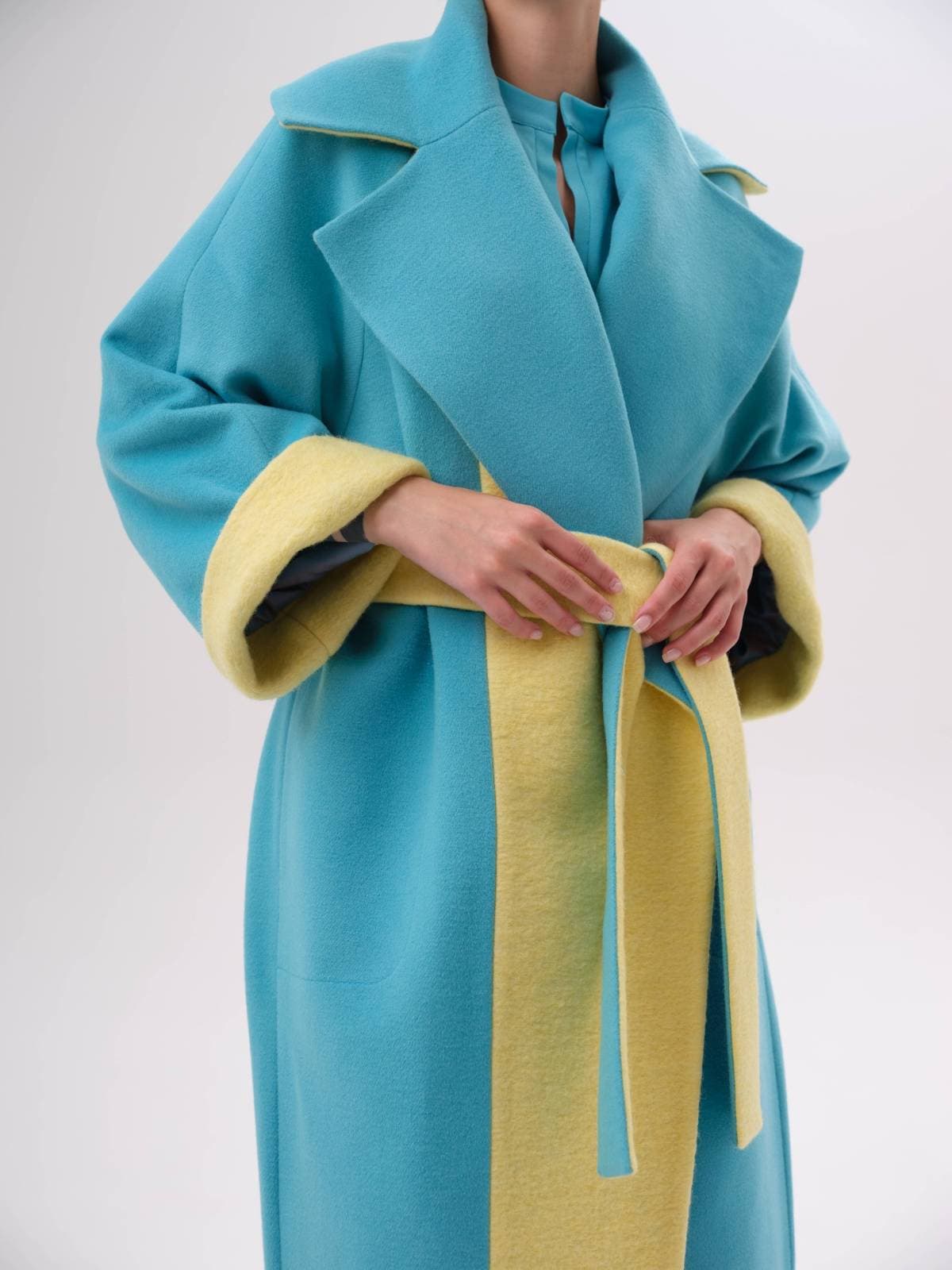 яркое пальто оверсайз со вставками