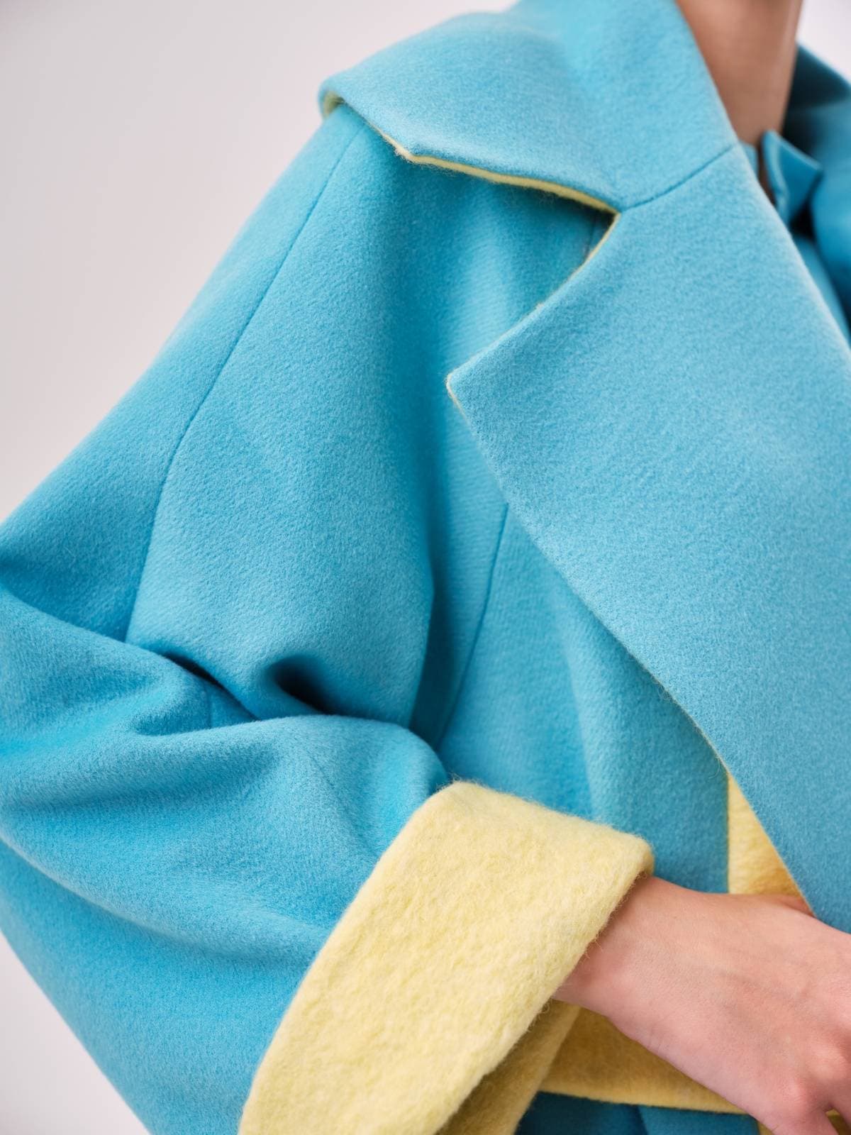 яркое пальто оверсайз со вставками