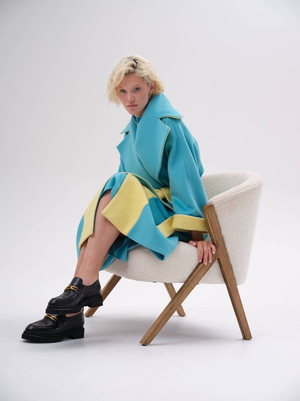 яркое пальто оверсайз со вставками