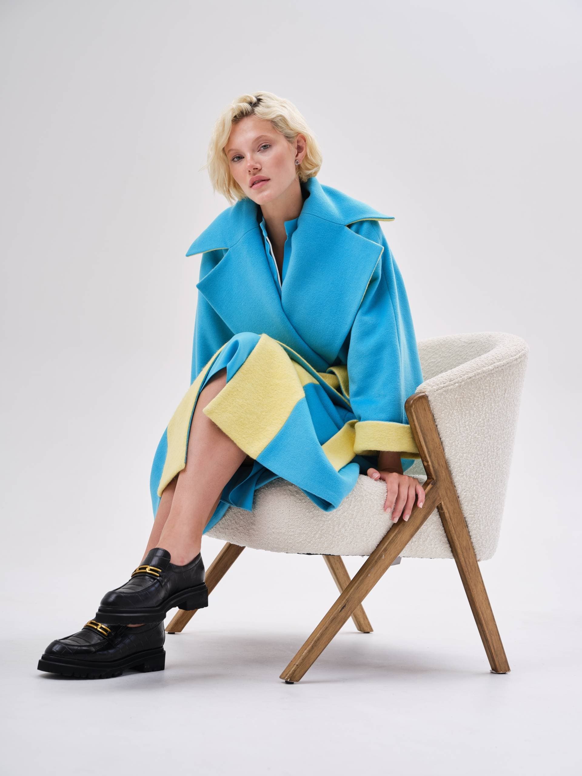 яркое пальто оверсайз со вставками