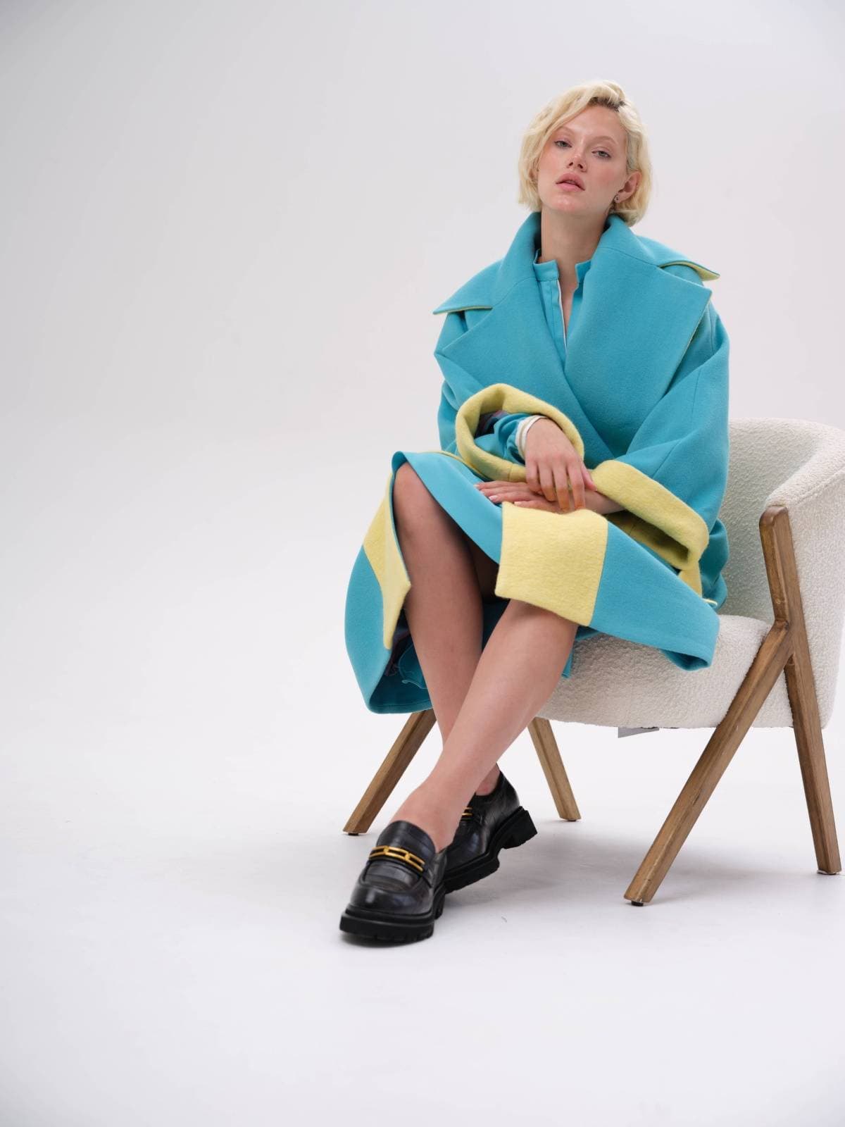 яркое пальто оверсайз со вставками