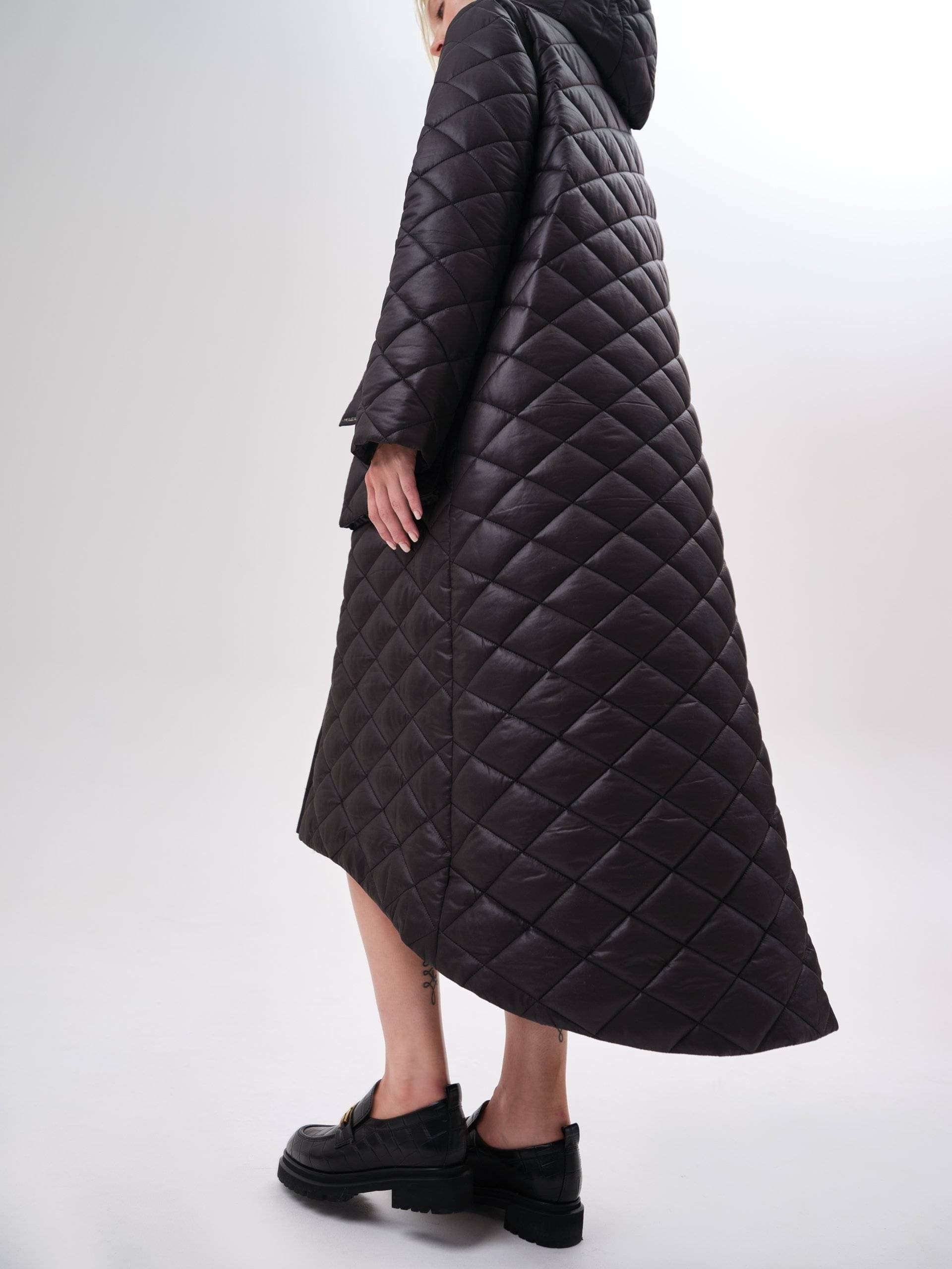 стеганое пальто с ассиметричным низом