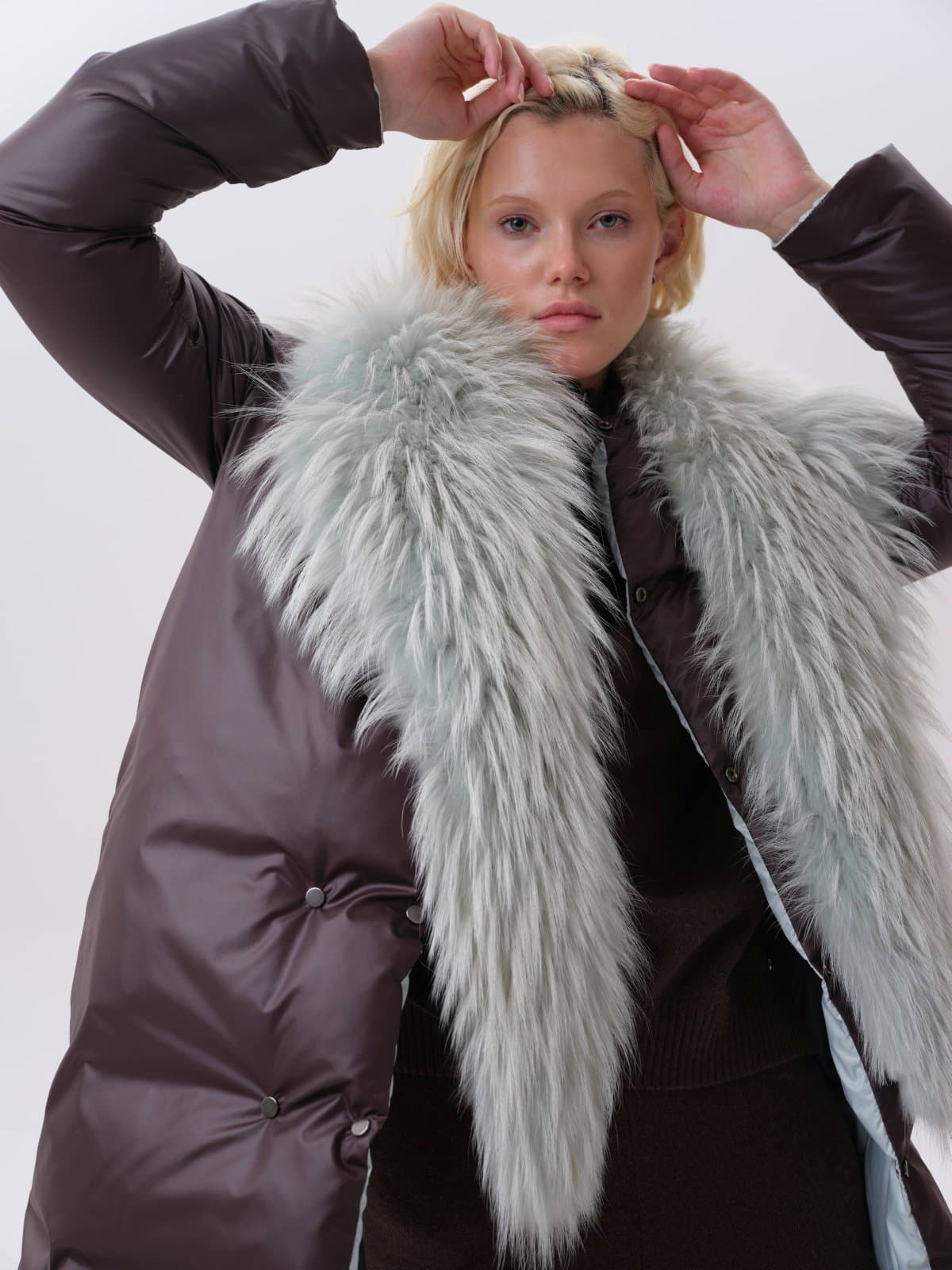 двустороннее пуховое пальто с меховым воротником